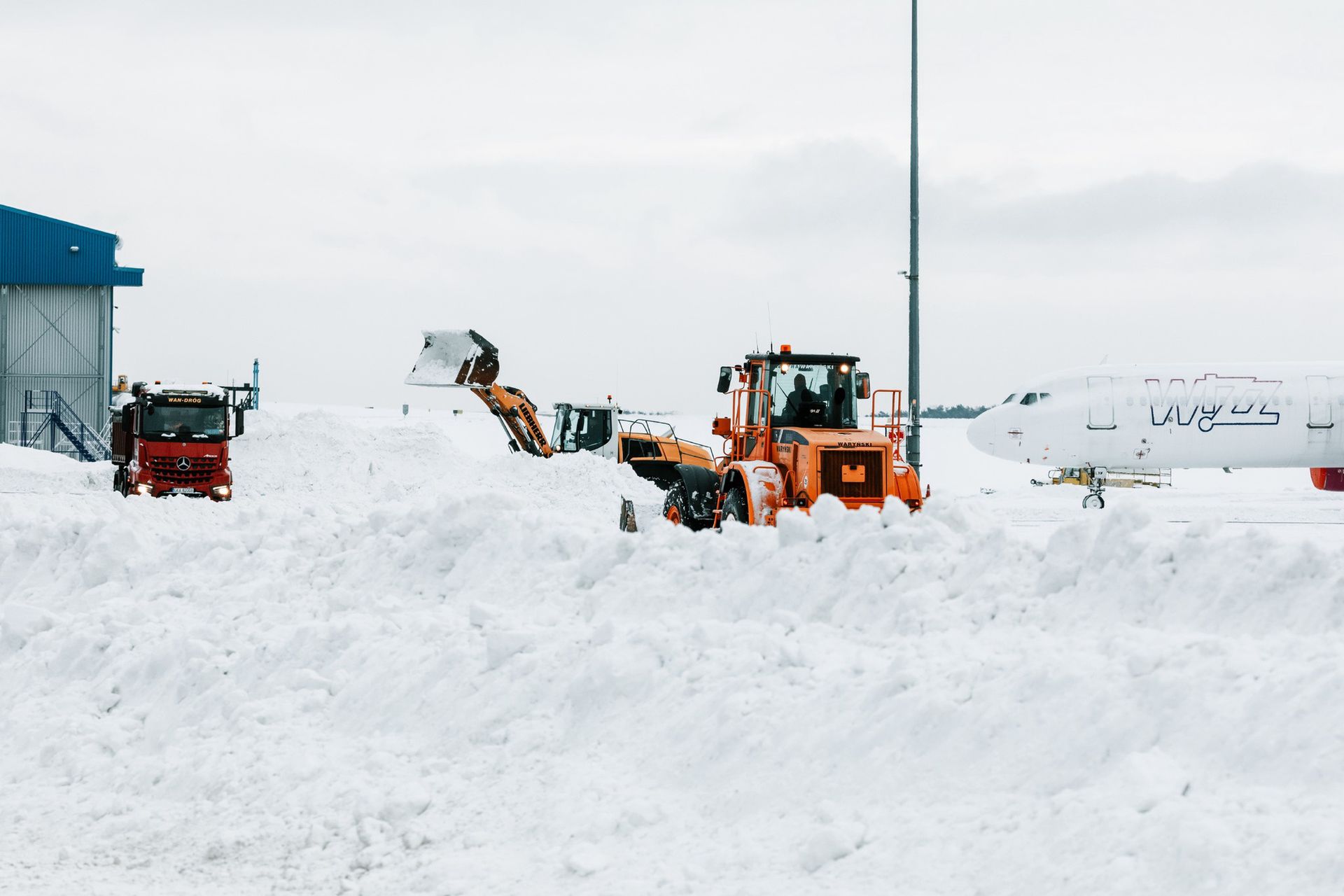 Śnieżyca sparaliżowała parking przy lotnisku. Port nie widzi problemu