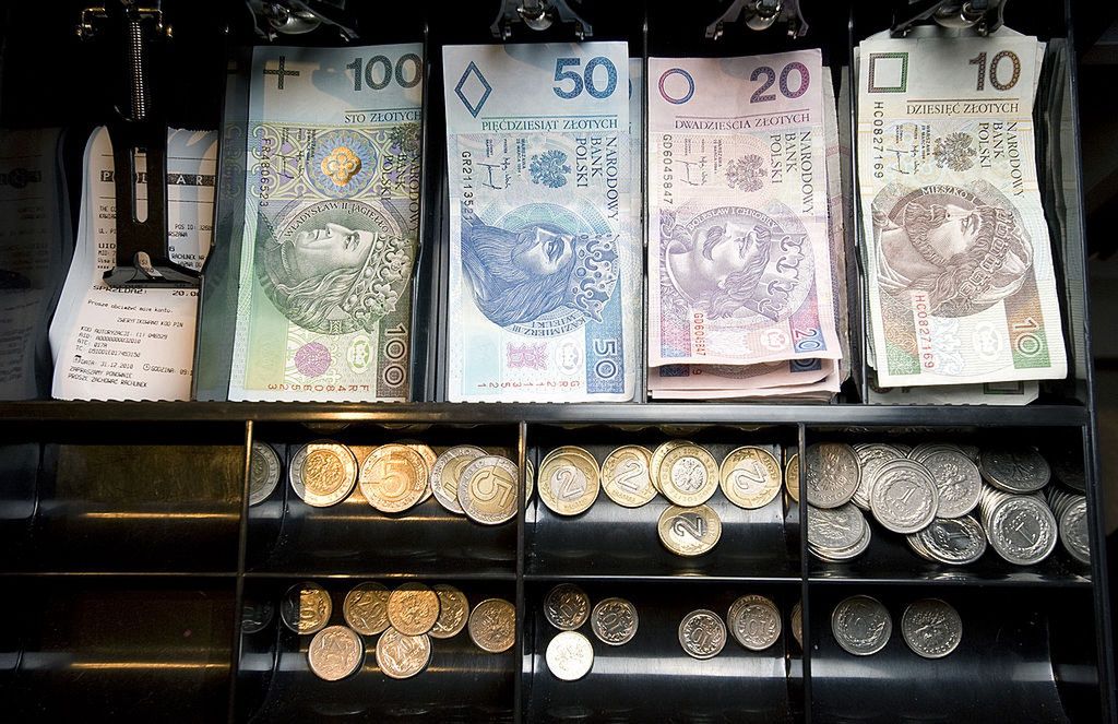 Zarobki w Polsce. Oto która sieć daje najlepsze warunki na start