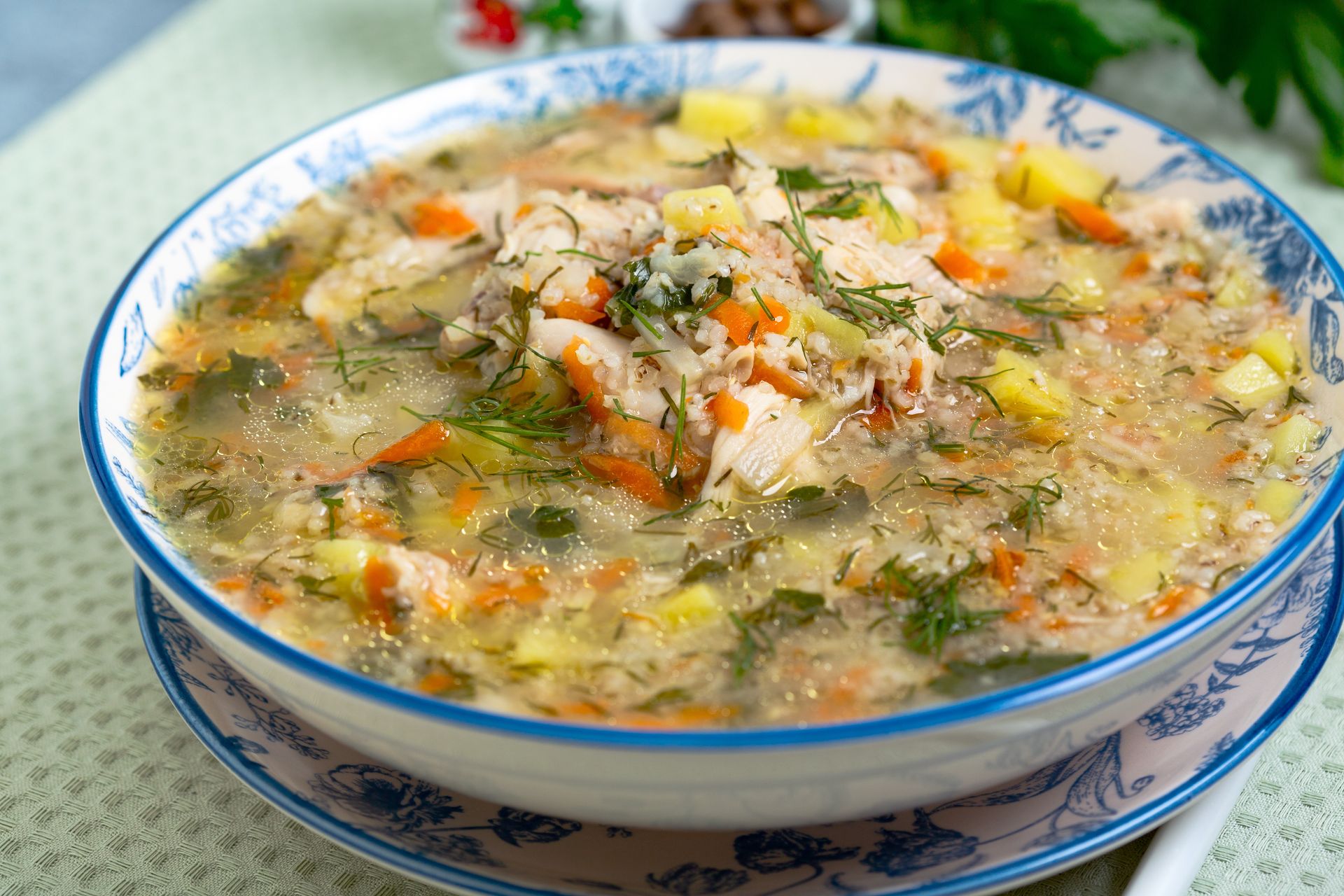 Wlewam 2 łyżki do gara z krupnikiem. Poprawia smak i kolor zupy lepiej niż maggi