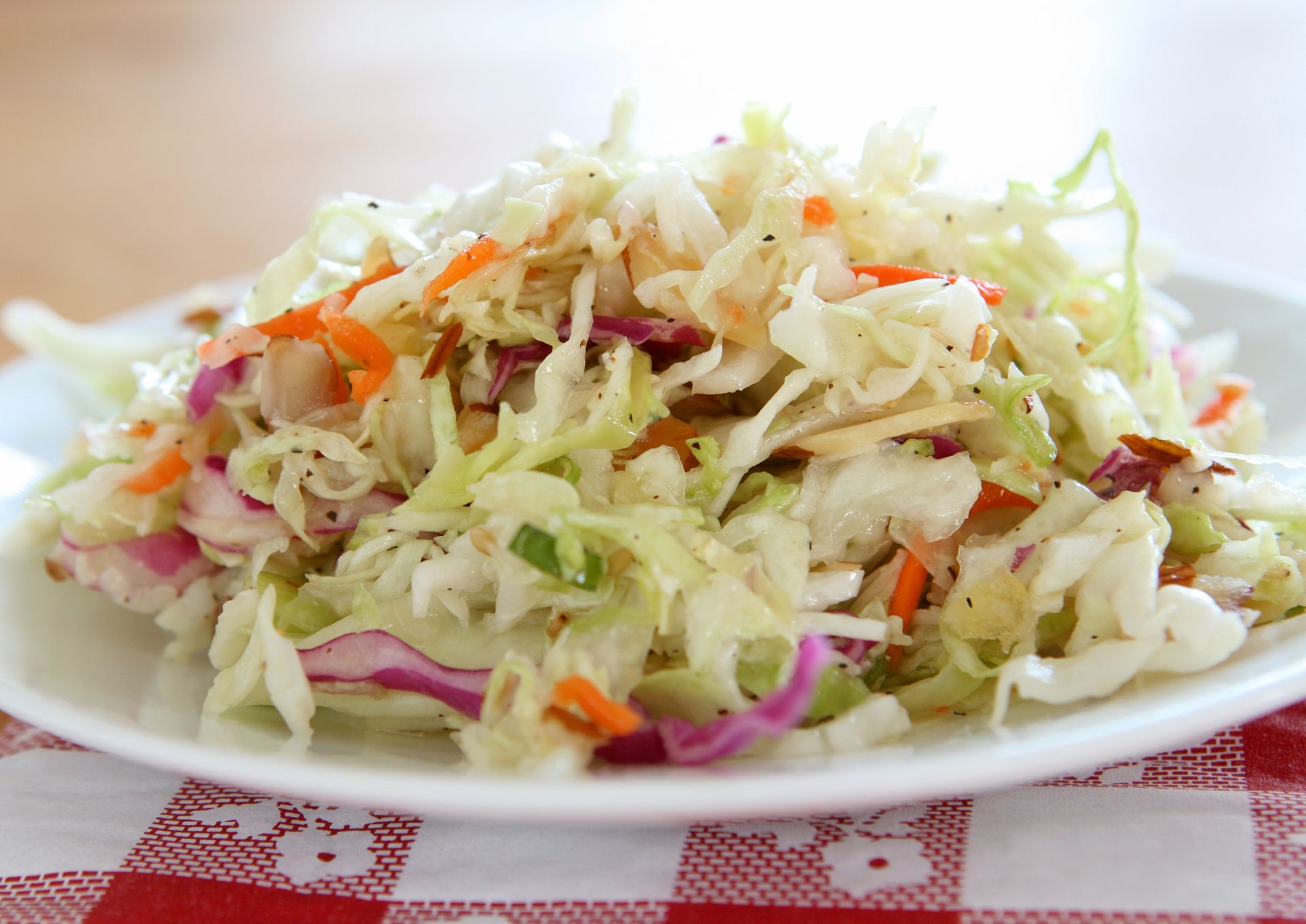 Najlepsza surówka z kapusty. Z tym składnikiem wzdęcia nie będą straszne