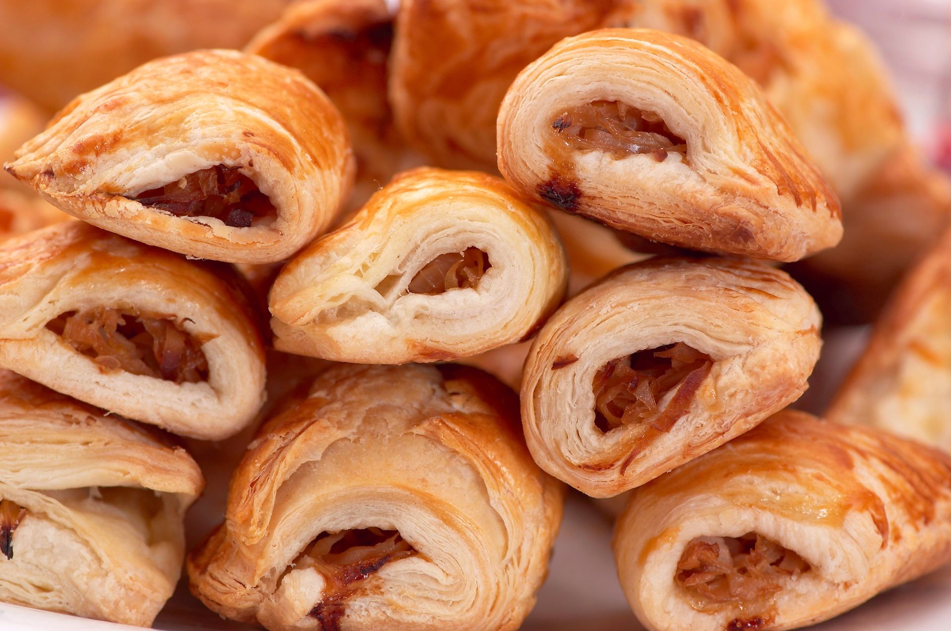 Chrupiące paszteciki w cieście francuskim. Jeden błąd może sprawić, iż nie wyrosną