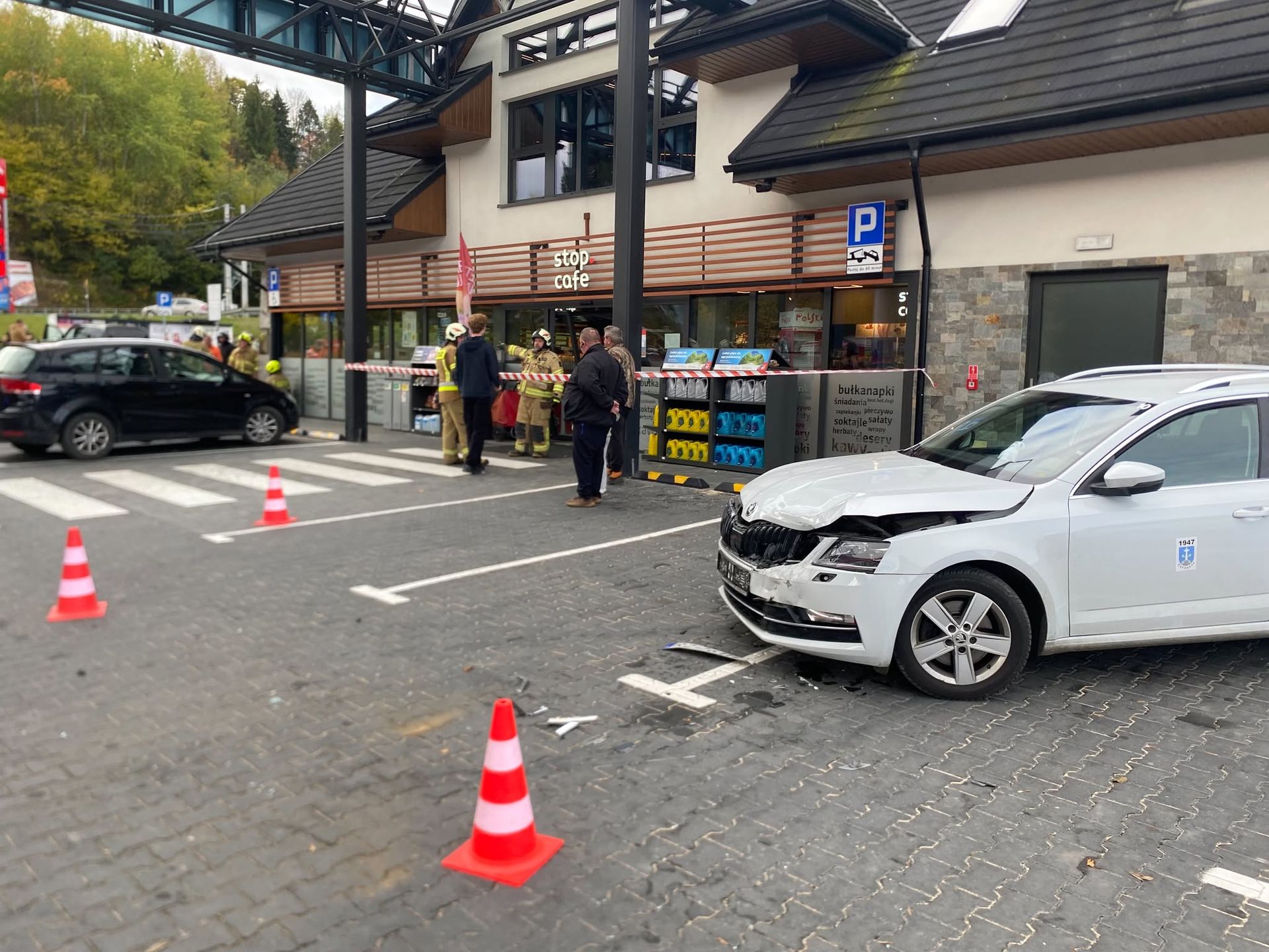 Groźny incydent na Podhalu. Niszczy samochody na stacjach benzynowych