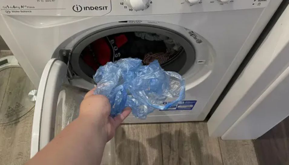 Jedna reklamówka i po problemie. Ten trik odmieni twoje pranie
