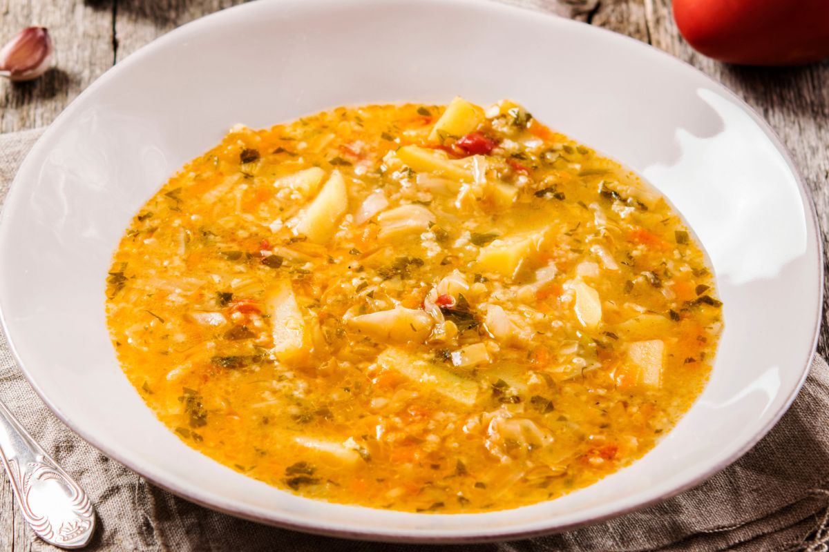 Dorzucam kilka łyżek. Kapuśniak śmiało zastąpi choćby drugie danie