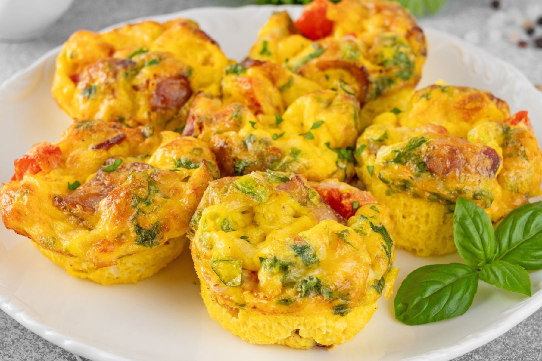 Weź jajka, mleko i odrobinę mąki. Tak przygotujesz muffiny na śniadanie