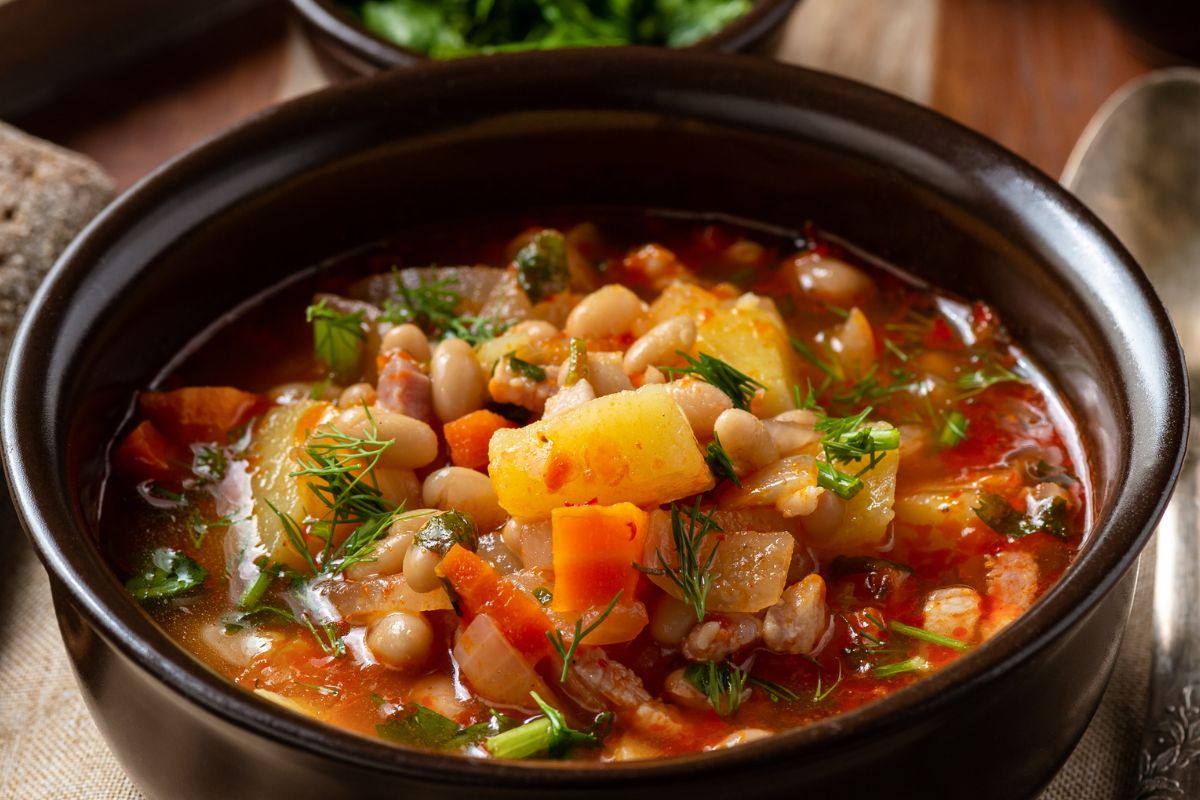 Zupę gulaszową gotuję bez mięsa. Dorzucam jeden składnik, więc ma więcej białka i syci na dłużej