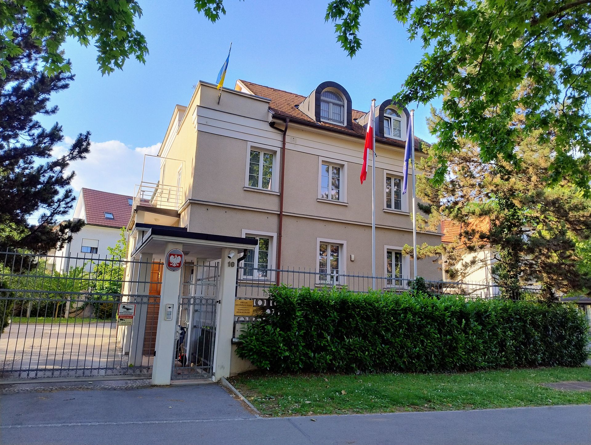 Wypadek w Lublanie. Naczelnik z MSZ wypadł przez okno. Walczy o życie
