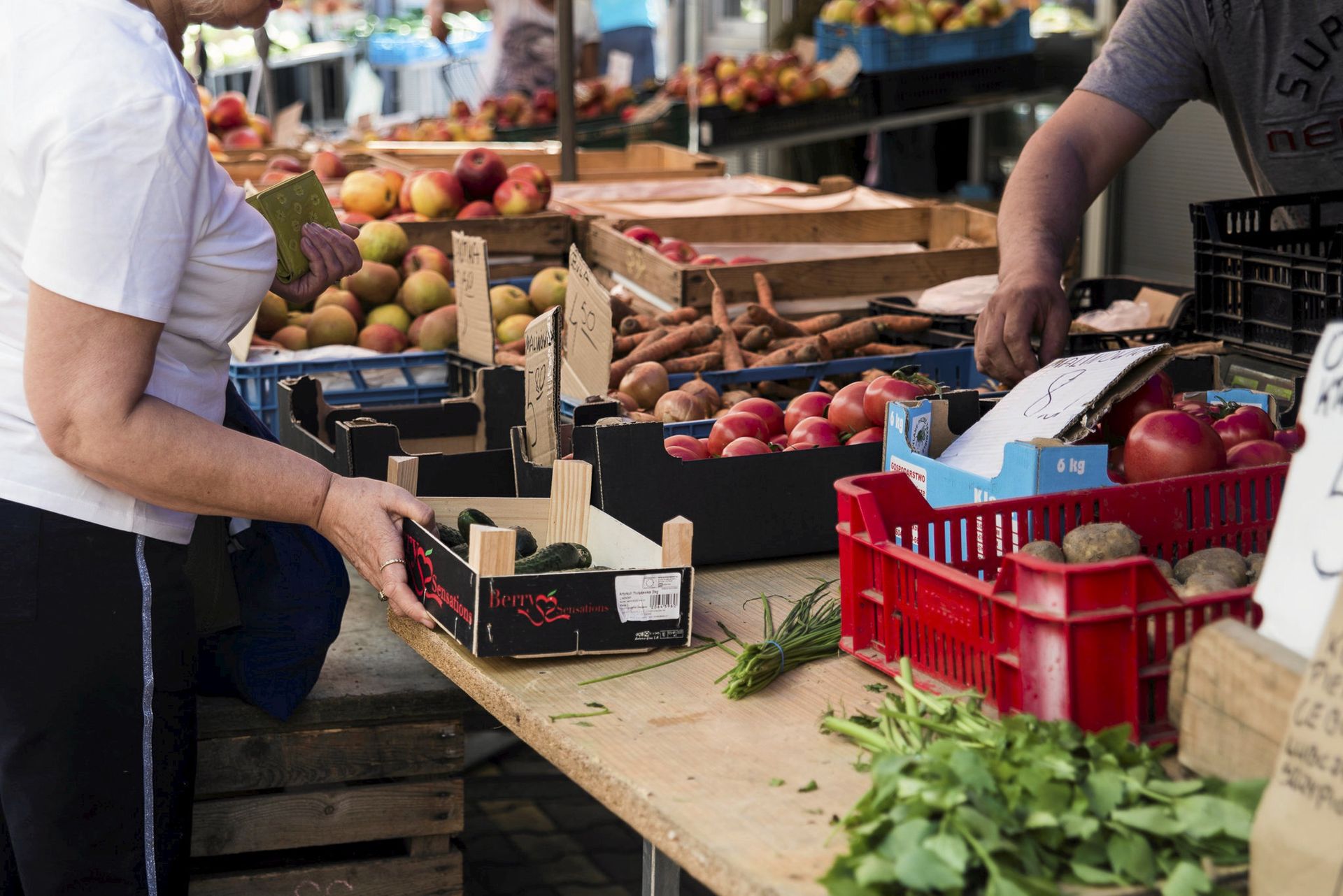 Czesi szturmują polskie targowiska. "Sprzedaję po 400 worków dziennie"