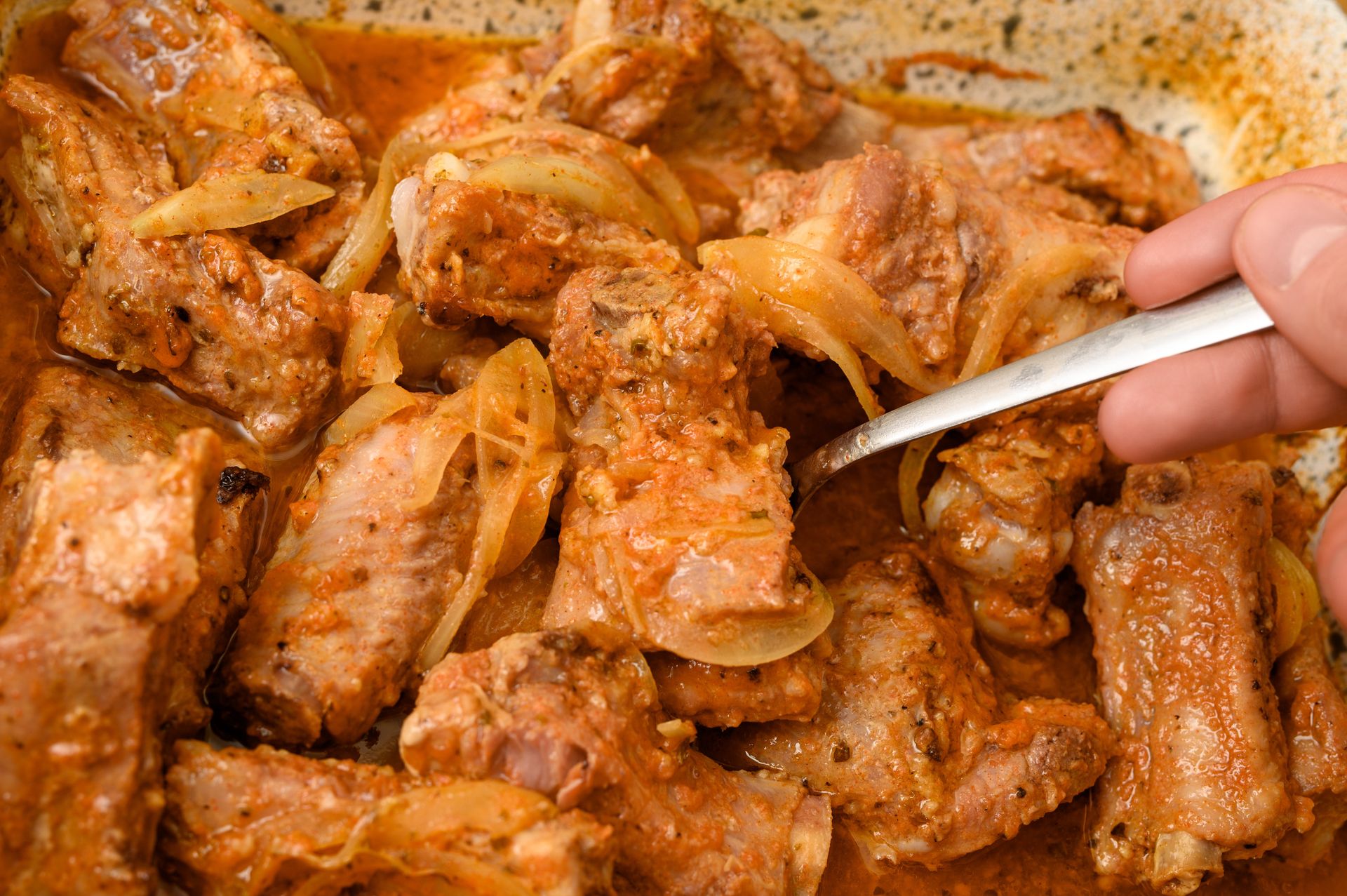 Tak upieczonymi żeberkami zaskoczysz choćby wybrednego gościa. Po prostu palce lizać