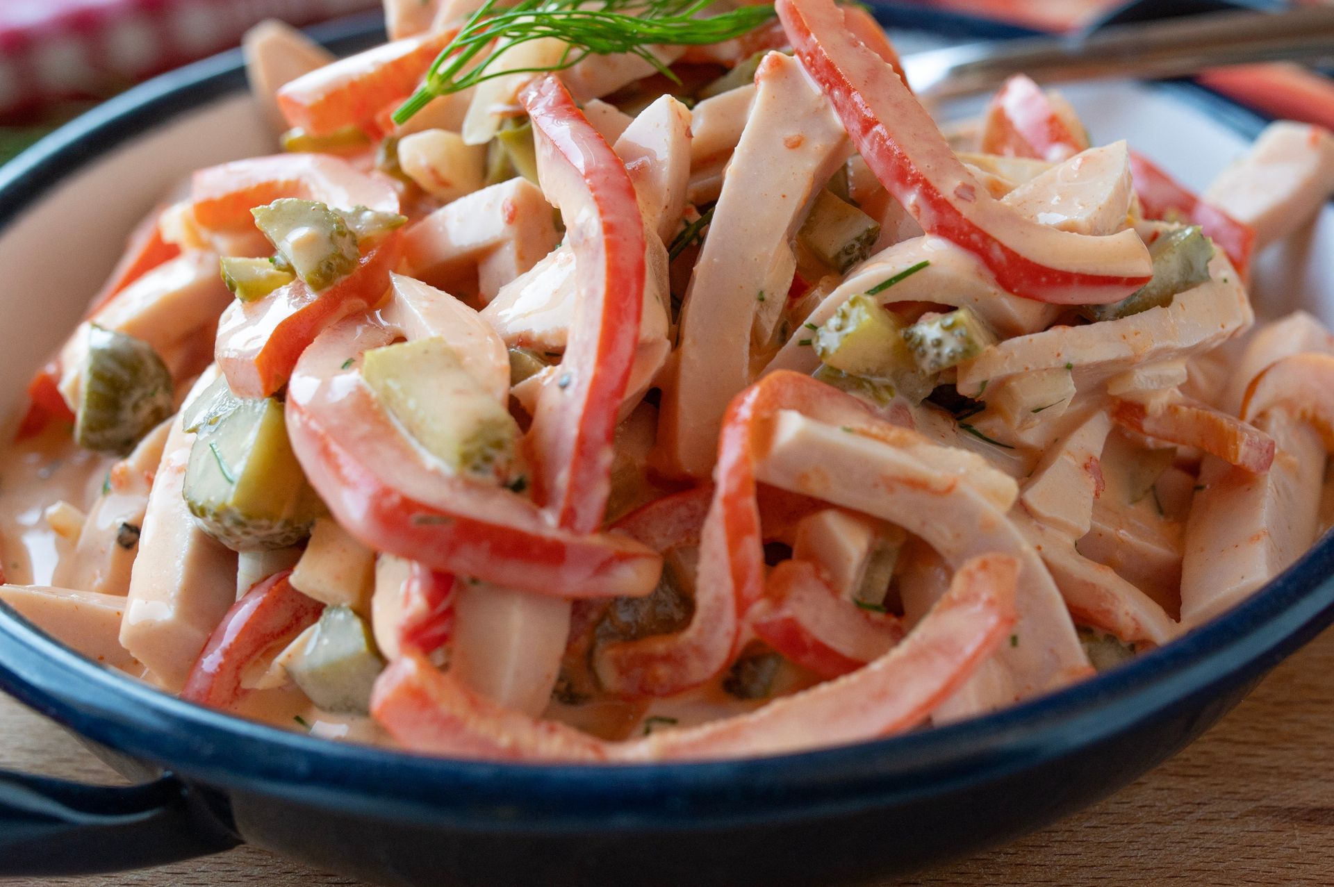 Nasi sąsiedzi zza Odry robią tę sałatkę w 10 minut. Zapomnisz o jarzynowej