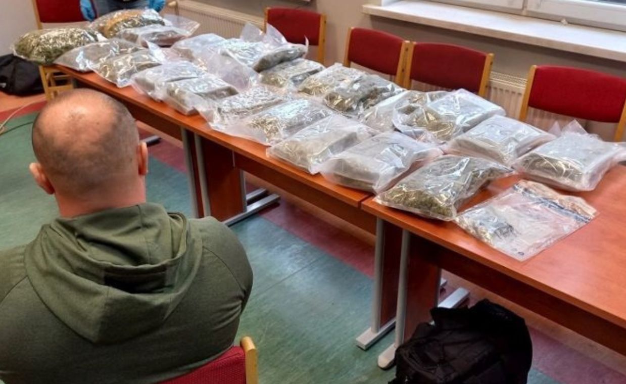 Policja rozbiła dwie grupy przestępcze. 25 osób z zarzutami