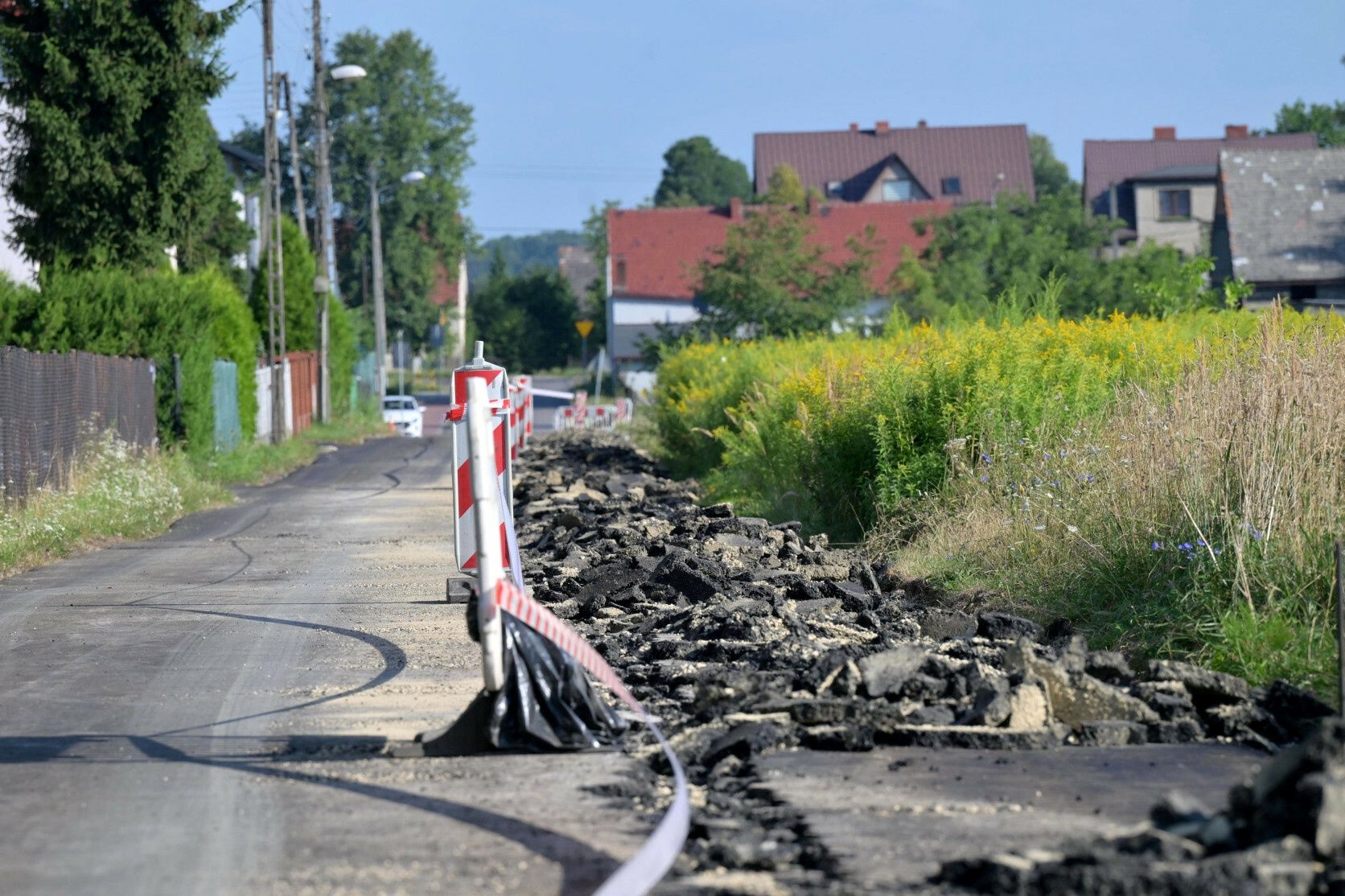 Rolnik zaorał asfalt. Były unijny komisarz interweniuje