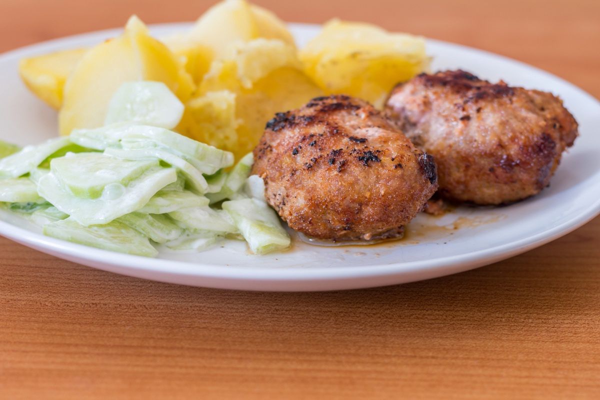 Dodaję do masy na mielone. Kotlety są miękkie, delikatne i puszyste