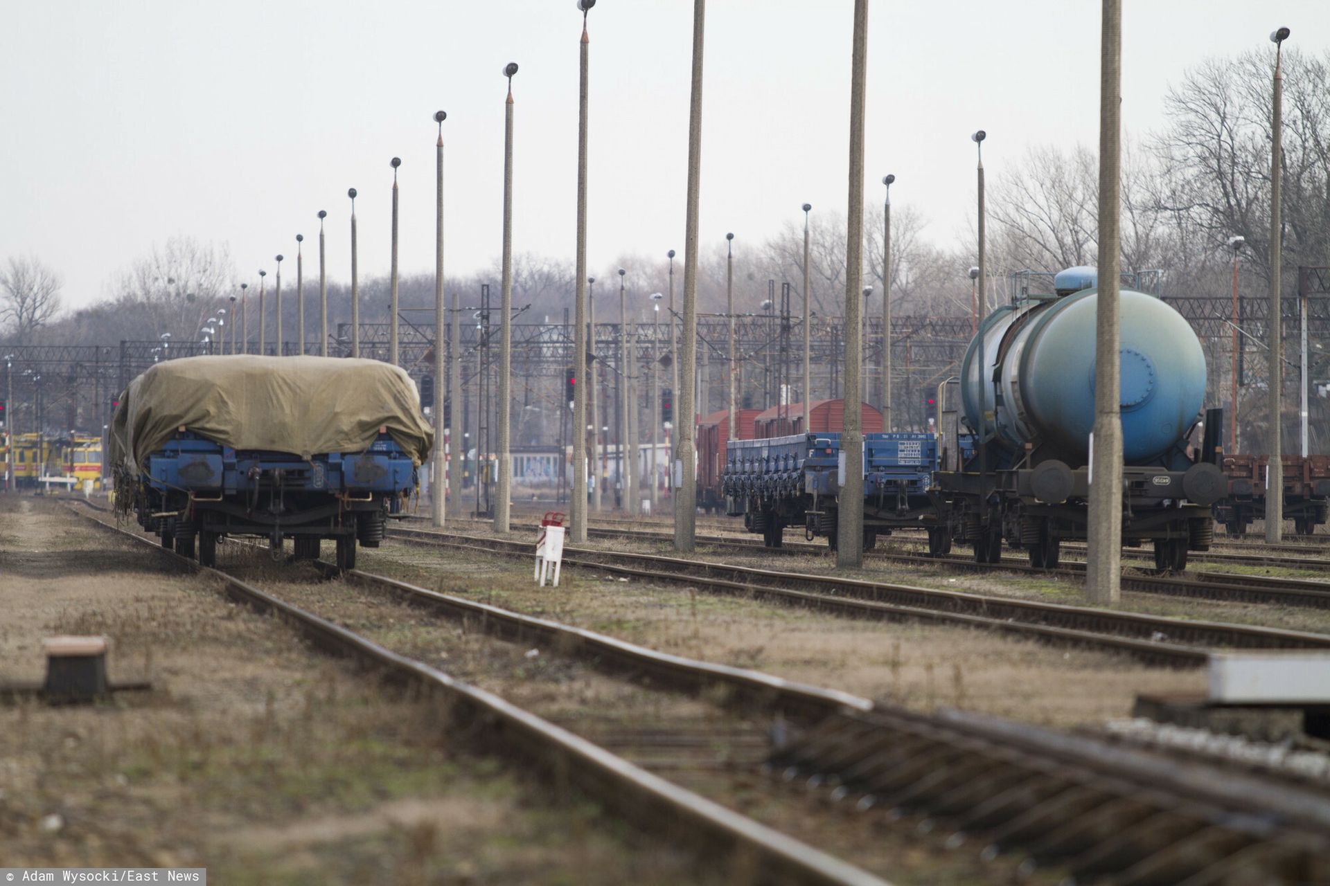 Rozszczelniona cysterna z siarką. "Służby proszą o unikanie rejonu dworca PKP"