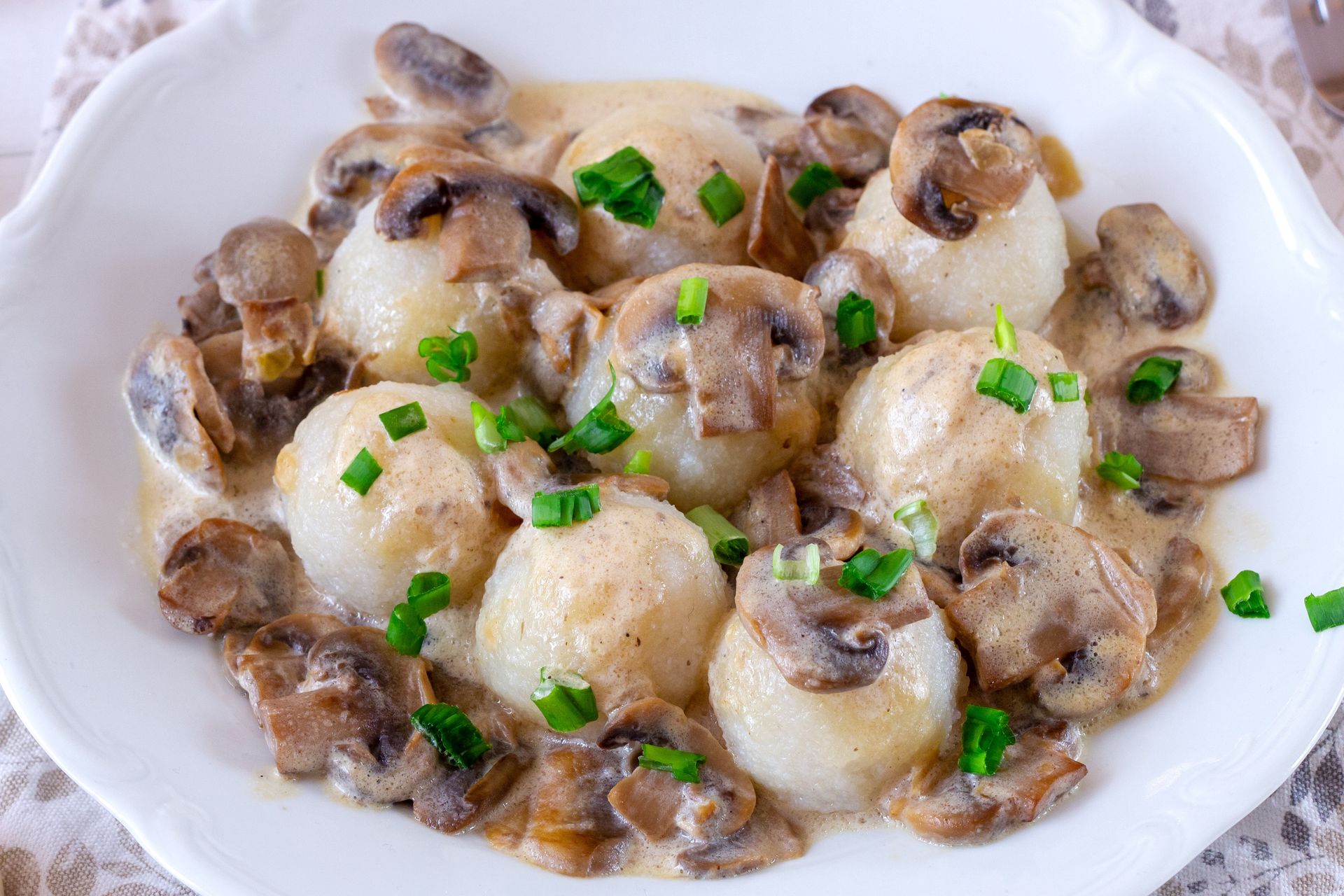 Wiele osób wzdryga się na samą myśl. Otoczona ziemniaczanym ciastem smakuje bosko