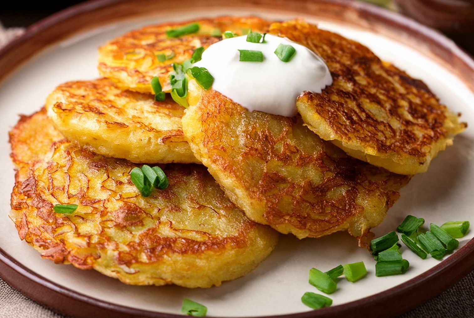 Przestań dodawać mąkę i jajka do placków ziemniaczanych. O sukcesie decyduje inny składnik