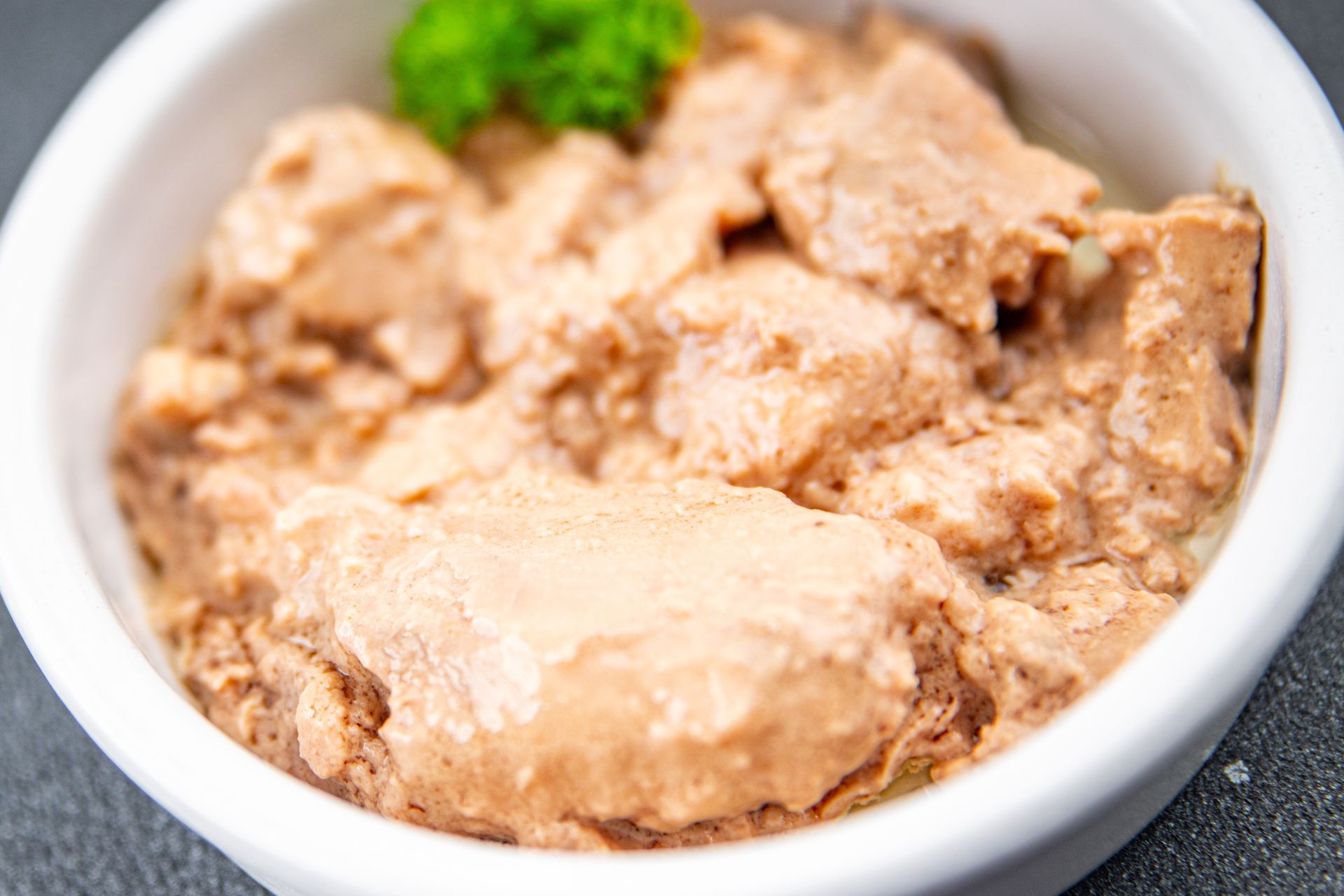 Zawierają zmielone skóry i chrząstki, a niektórzy nie mają świadomości. Wielu z nas wciąż zajada ze smakiem