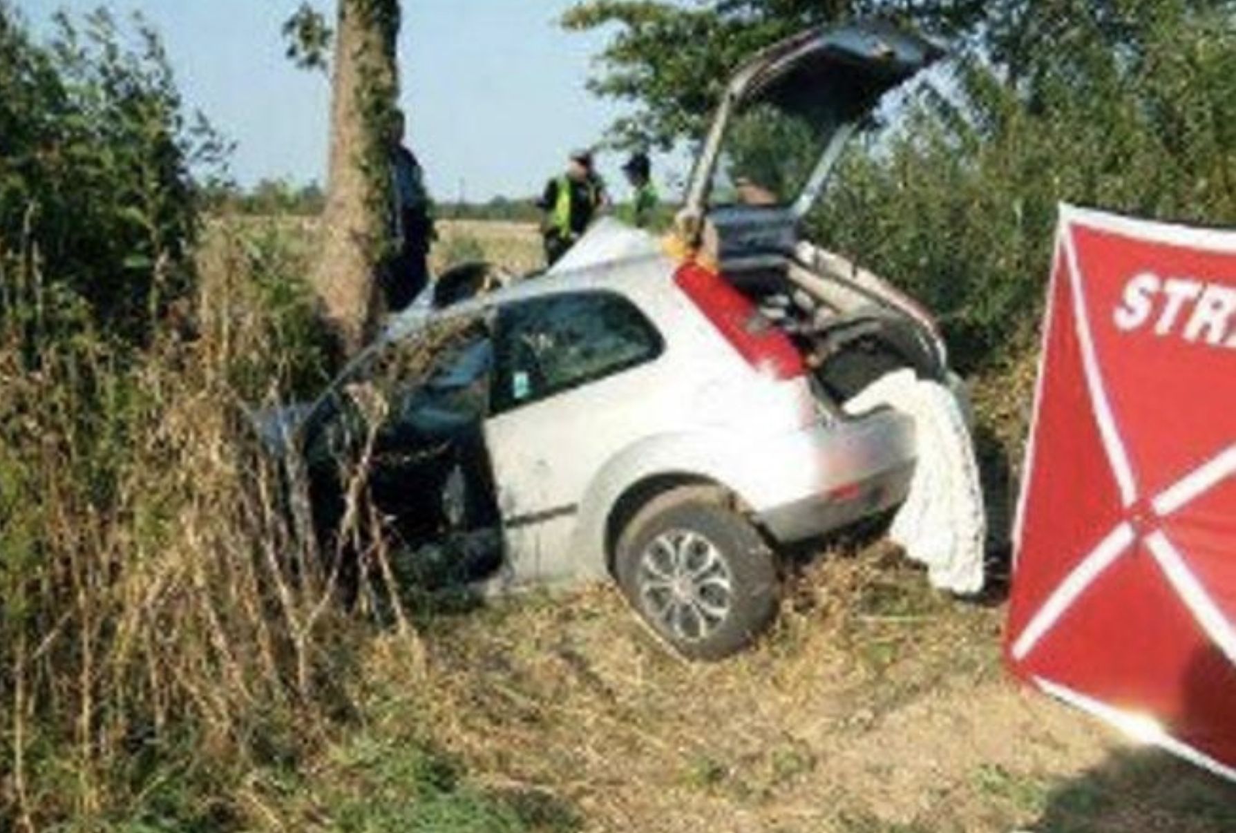 Auto z impetem uderzyło w drzewo. Nie żyje pasażerka