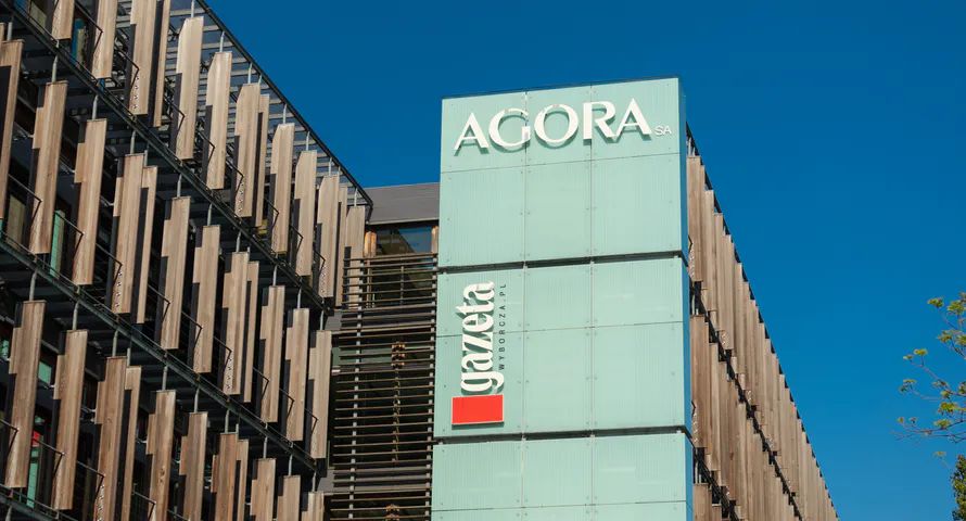 Agora znów będzie zwalniać. Tyle wydaje na pracowników