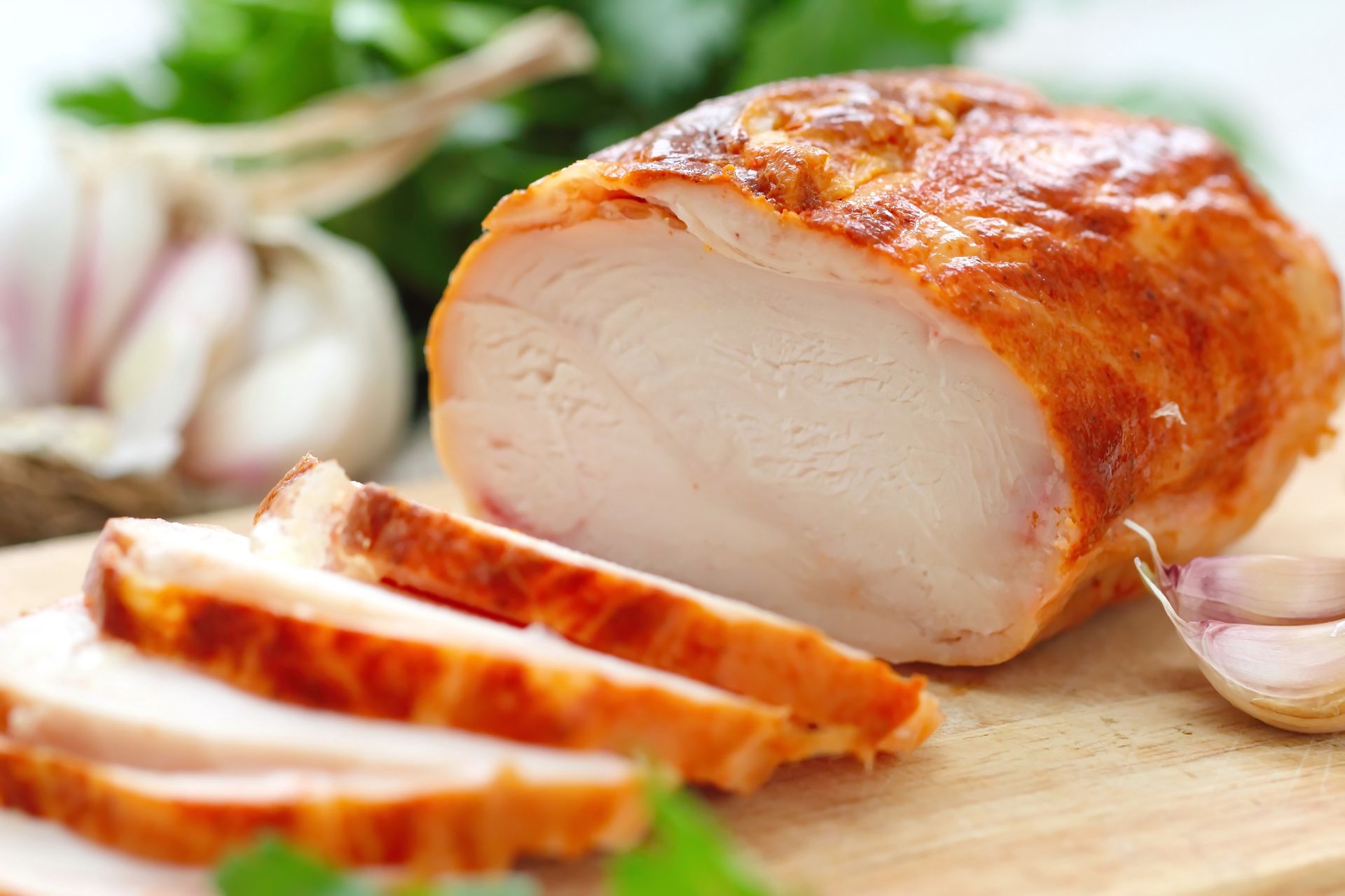 Domowa wędlina z kurczaka bije sklepowe na głowę. Nie dość, iż lepsza w smaku, to bez konserwantów