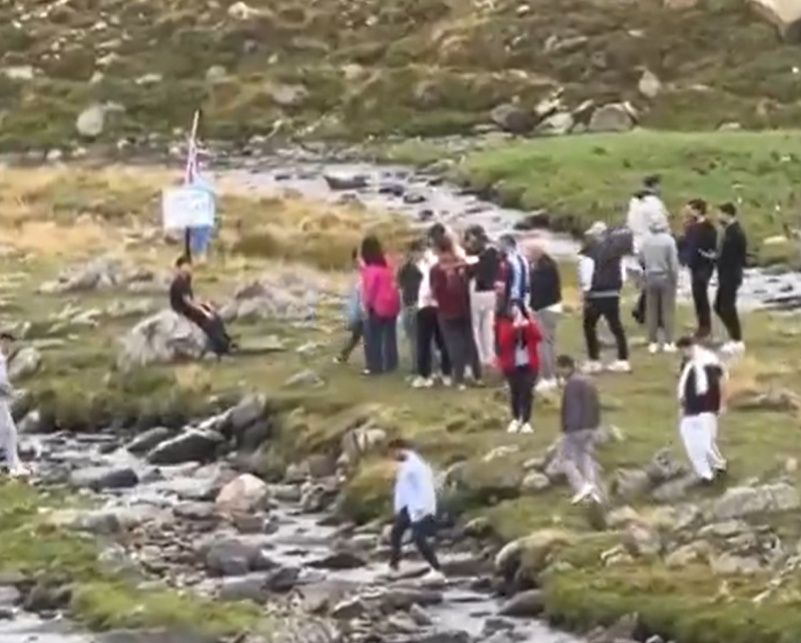 Usiadł na skale. Ludzie ustawiają się teraz w kolejce
