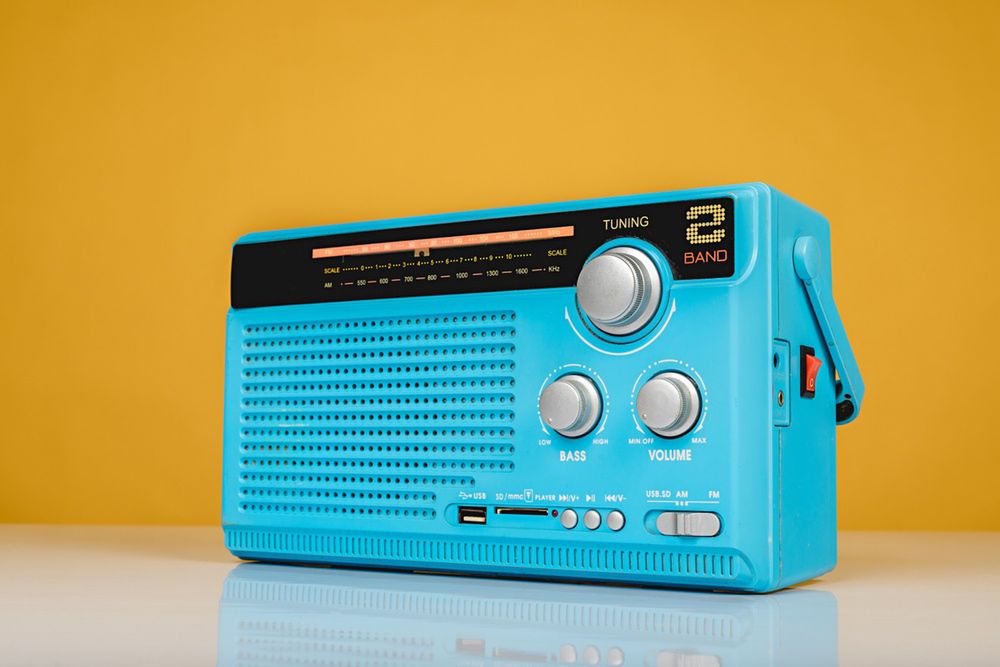 Czego słuchają Polacy? Radio przed muzyką z aplikacji, a telefon dogania radioobiornik