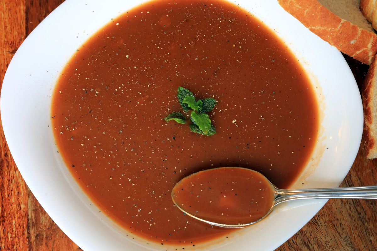 Nasi dziadkowie uwielbiali tę zupę, a my unikamy. Jest pełna kolagenu i doskonała na stawy