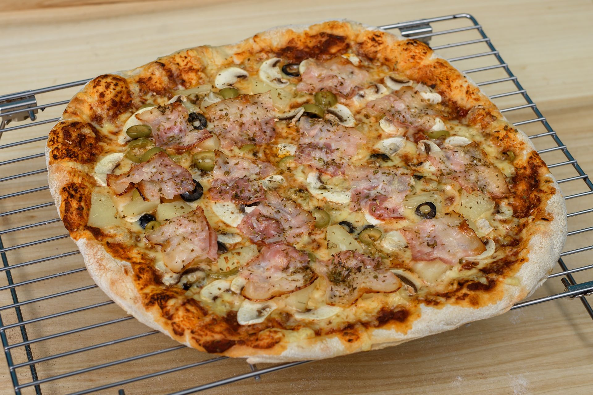 Tylko tak piecz pizzę w piekarniku. Inaczej nie będzie rumiana i chrupiąca