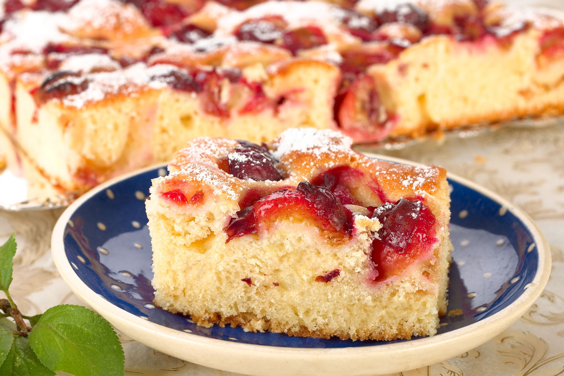 Sąsiadka zapowiedziała się na popołudniową kawkę. Z kilku składników robię szybkie ciasto budyniowe ze śliwkami