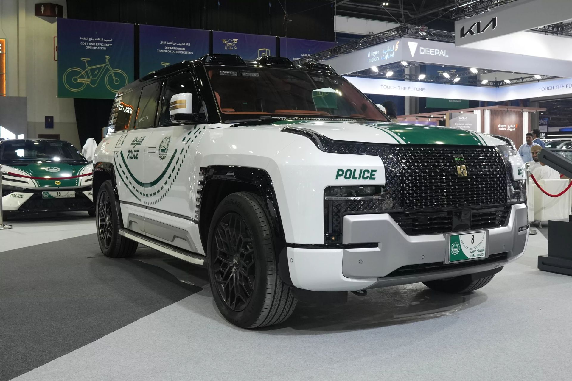 Yangwang U8 w służbie dubajskiej policji. SUV z Chin potrafi "pływać"