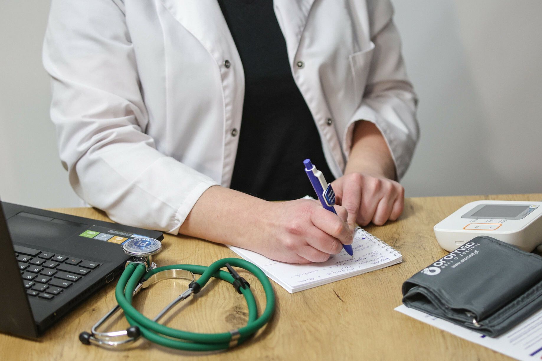 Lekarz z Poznania usłyszał zarzuty. "80 tys. zł w formie korzyści majątkowych"