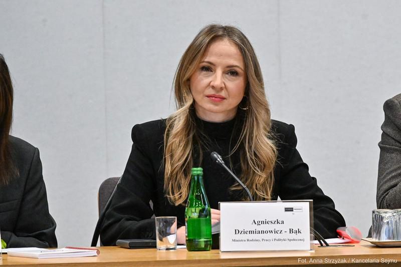 "Robienie z ludzi mrożonki" w Dino. Ministra radzi wyjść z pracy