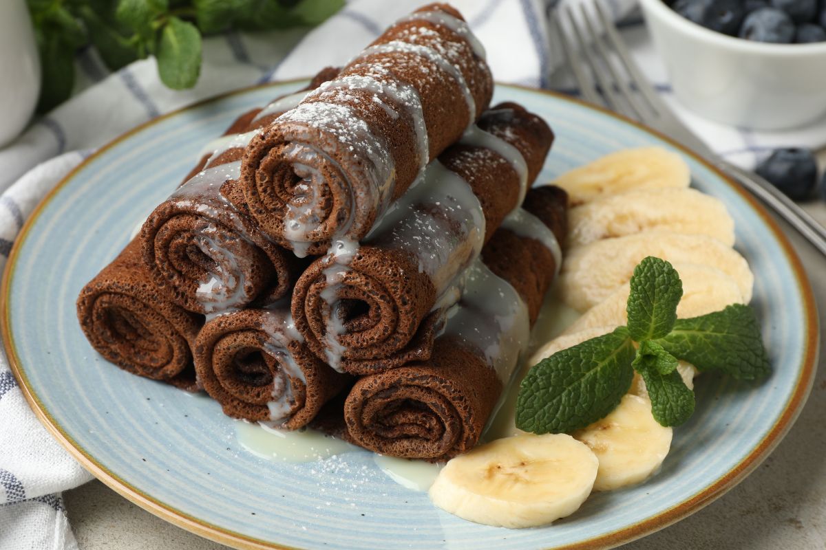 Te naleśniki zrobisz z trzech składników. Nie ma w nich ani grama mąki i cukru, a smakują jak najlepszy deser