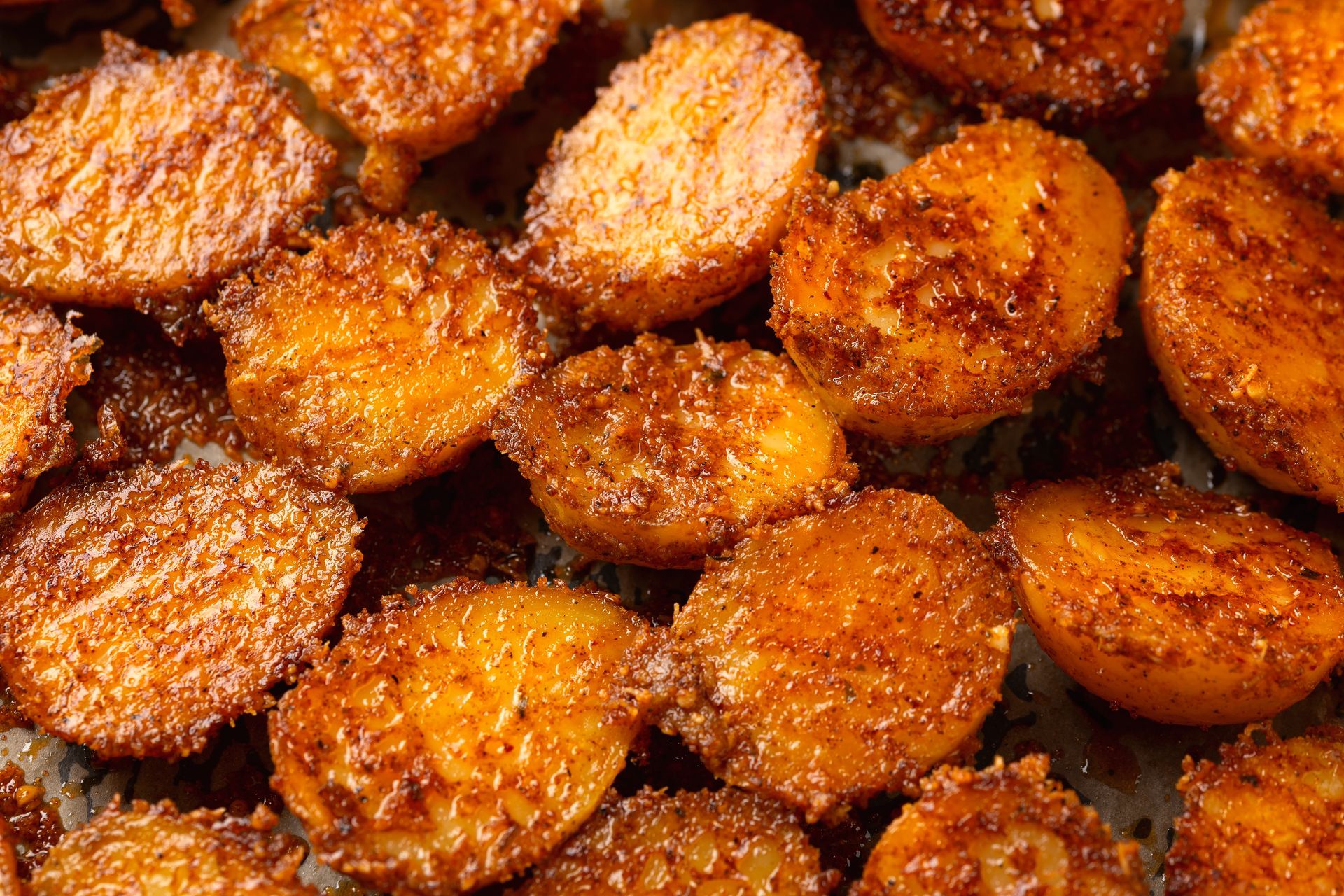 Obtaczam ziemniaczki i piekę. Tak pyszne, iż nikt choćby nie prosi o mięso czy inne dodatki