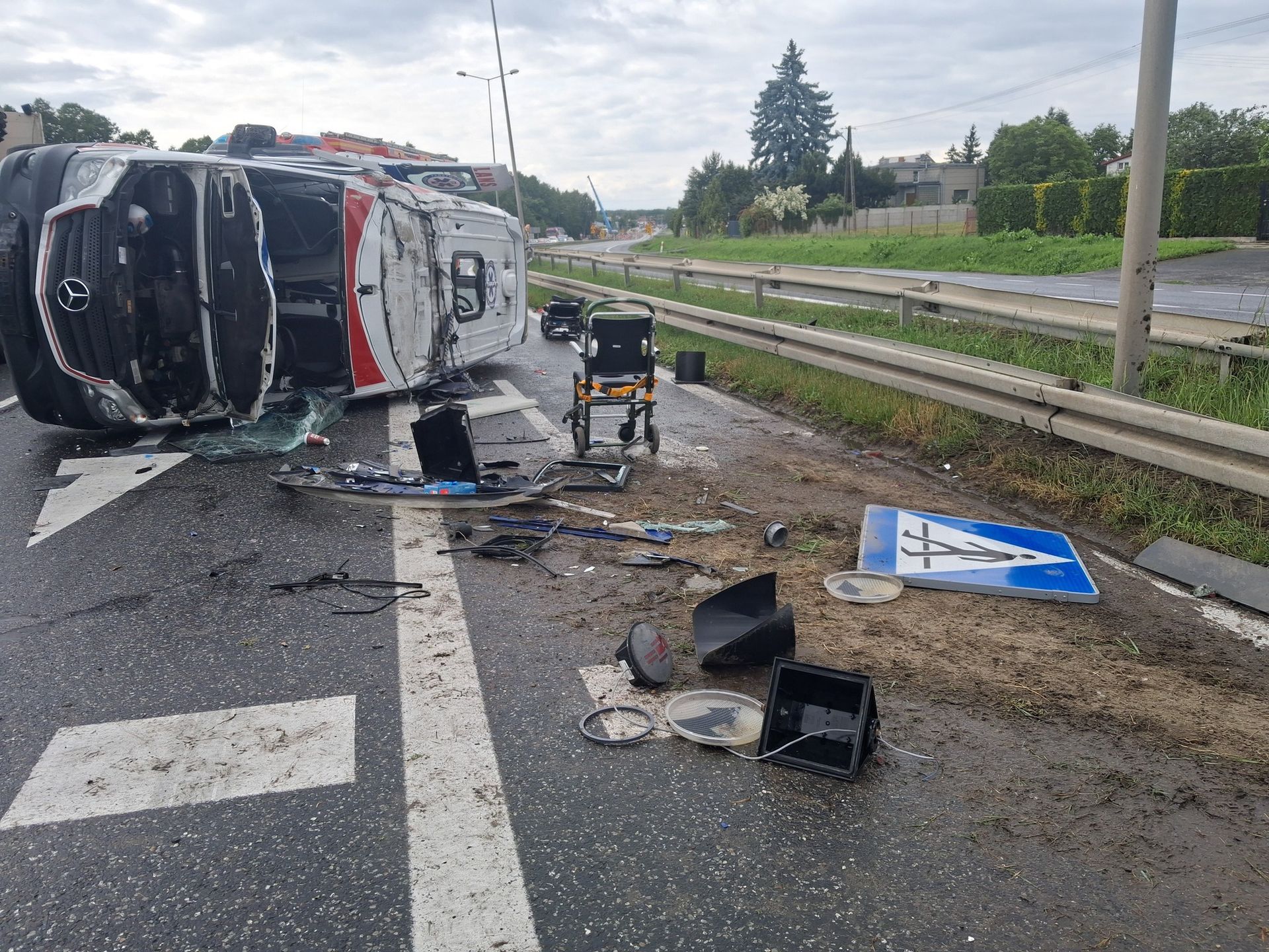 Wypadek z udziałem karetki. Pojazd jechał na sygnale, dachował