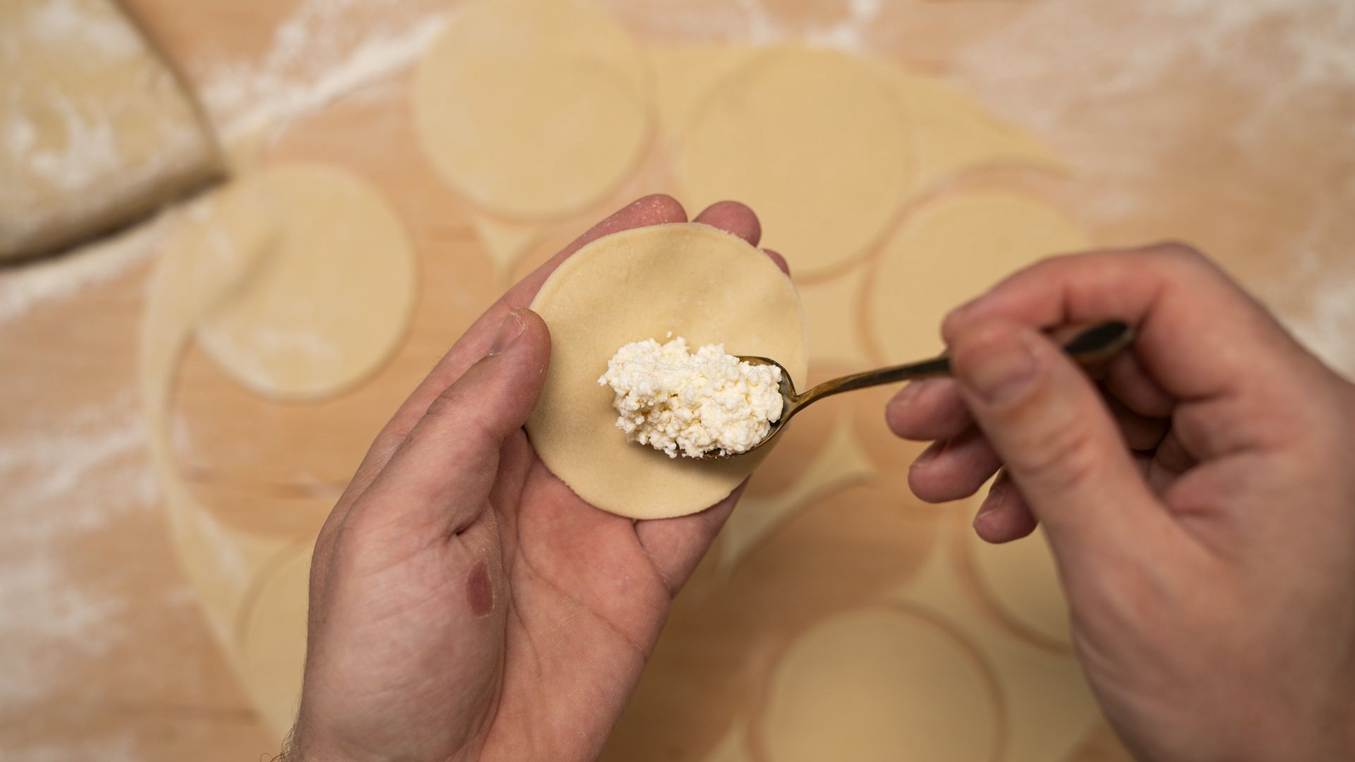 Na obiad bez mięsa ulep te pierogi. Nadzienie ma idealne proporcje na słodko