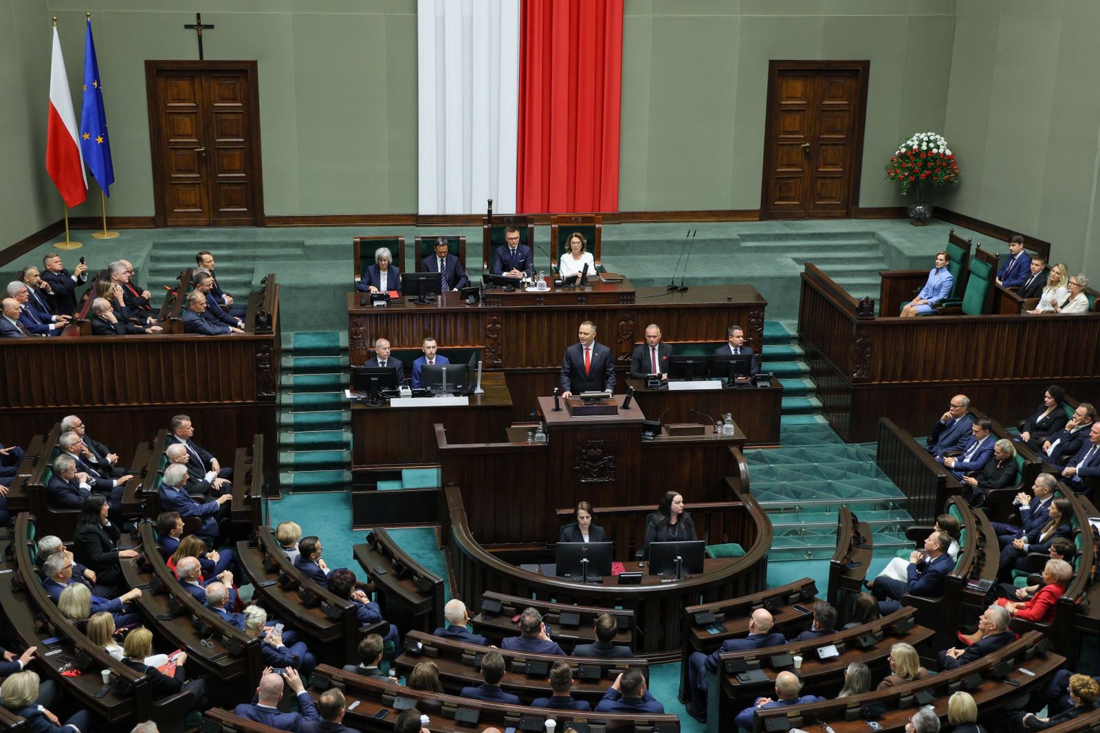 Nie posłuchał przysięgi Nawrockiego. Wyszedł po hymnie