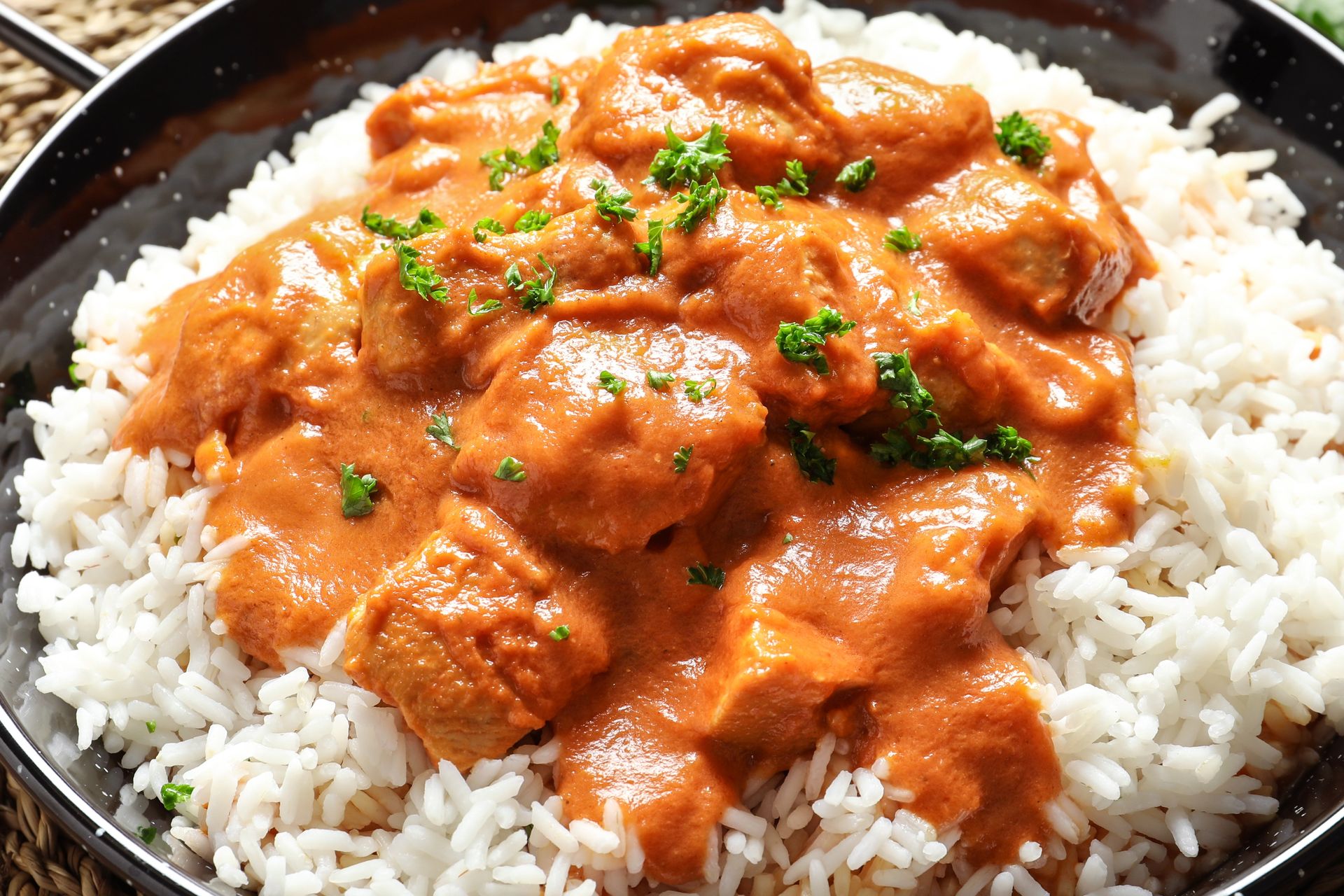 Zapomnij o mdłym i wysuszonym kurczaku. Ten kremowy sosik smakuje jak z restauracji