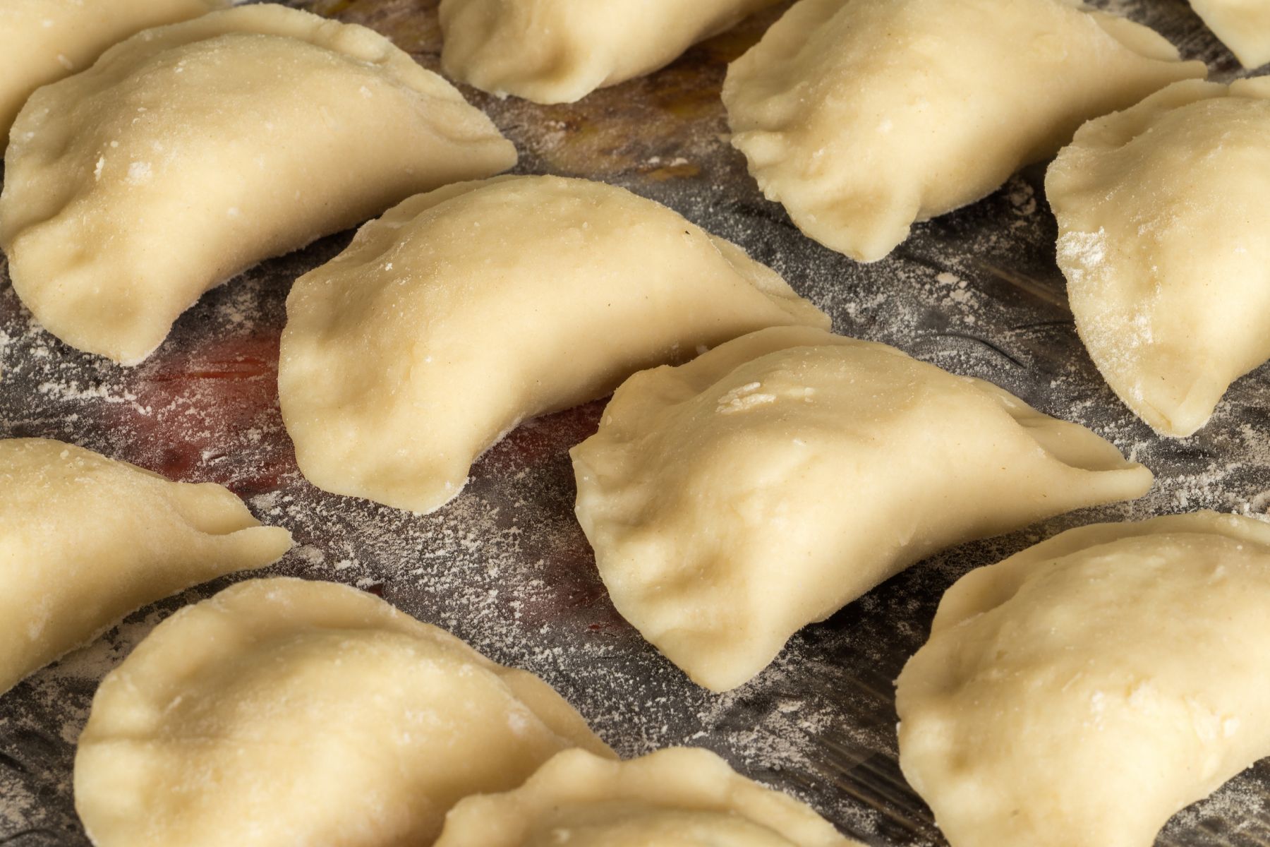 Babcia dolewa do ciasta na pierogi zamiast zwykłej wody. Wychodzi elastyczne jak plastelina