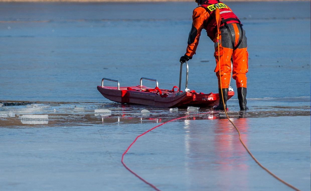 Pod autem załamał się lód. Dwóch mężczyzn wpadło do jeziora