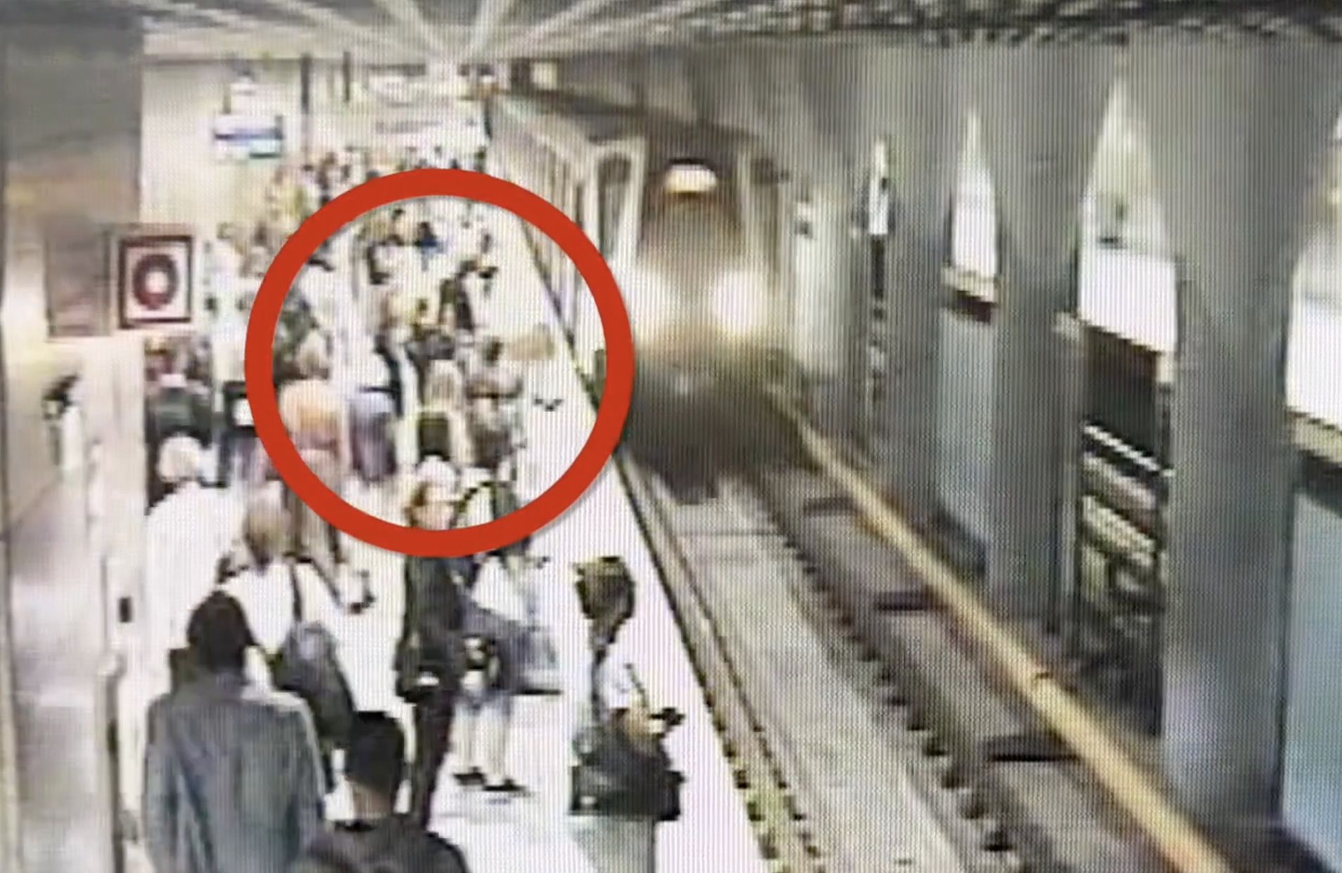 Dramatyczne zdarzenie w warszawskim metrze. Próbował wepchnąć kobietę pod pociąg