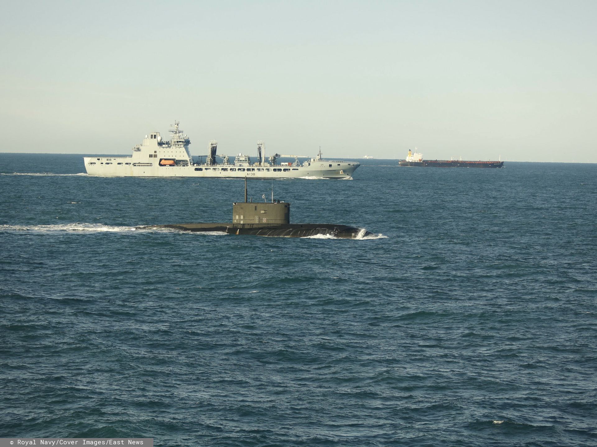 Uszkodzony rosyjski okręt na Bałtyku. Towarzyszą mu jednostki NATO