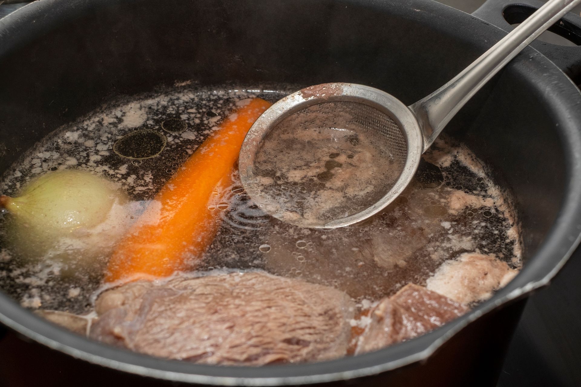 Zapytałam sztuczną inteligencję, czy trzeba zbierać szumowiny z rosołu. Odpowiedź zaskoczyła choćby babcię