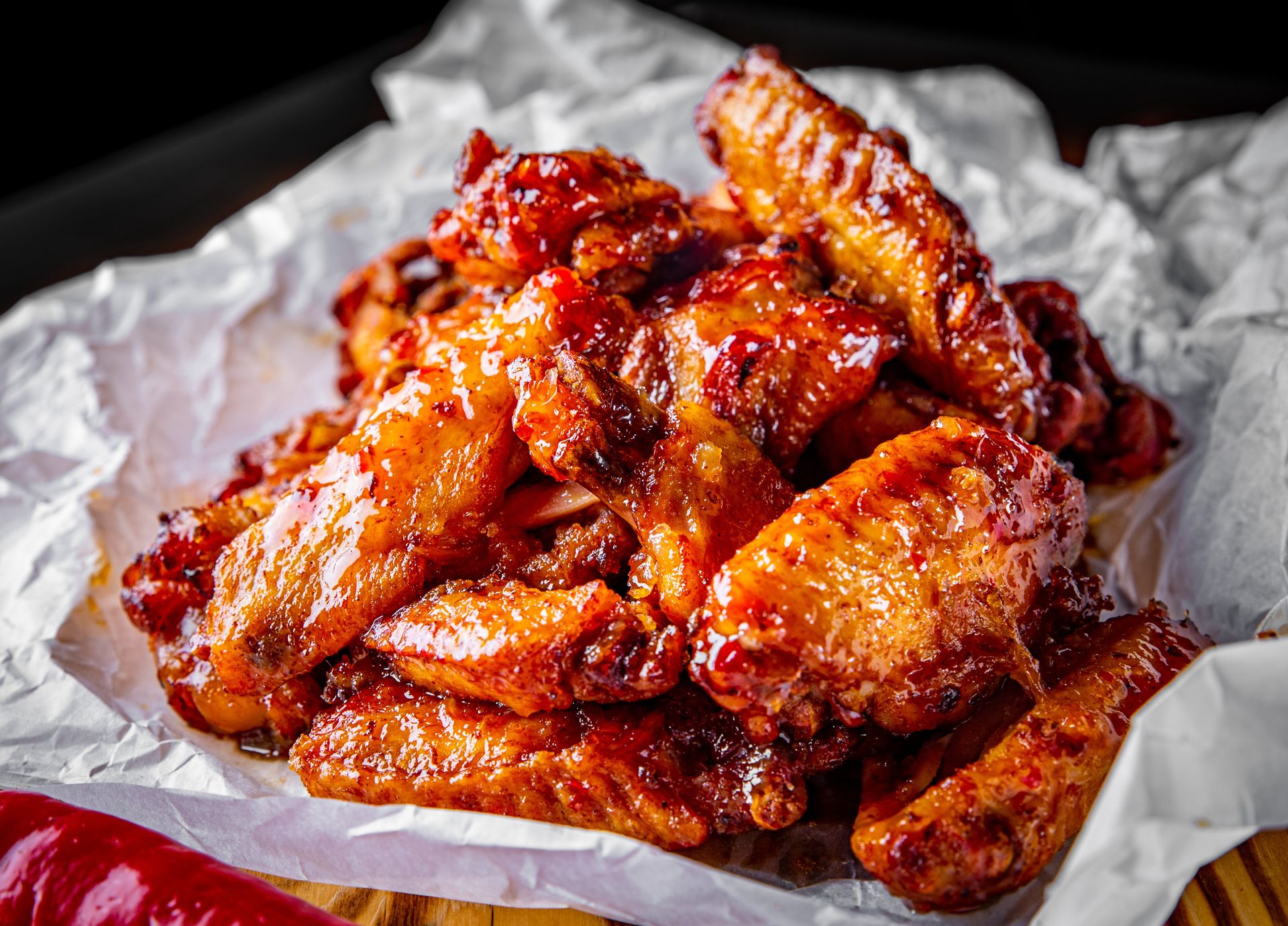 Skrzydełka w miodzie robią furorę na każdej imprezie. Goście nie mogą przestać się oblizywać