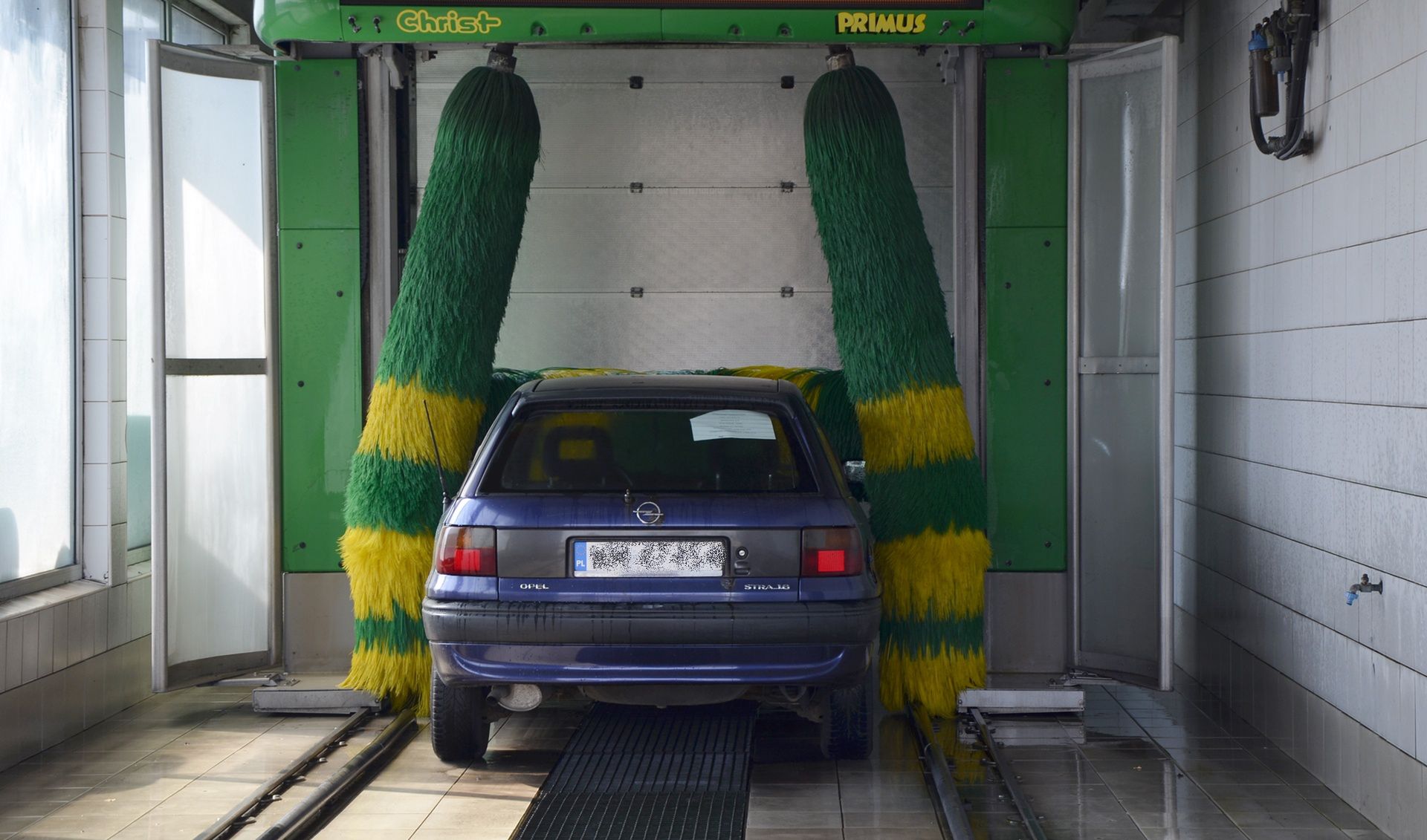 Niedomyte auto po myjni? Zobacz, jak to reklamować