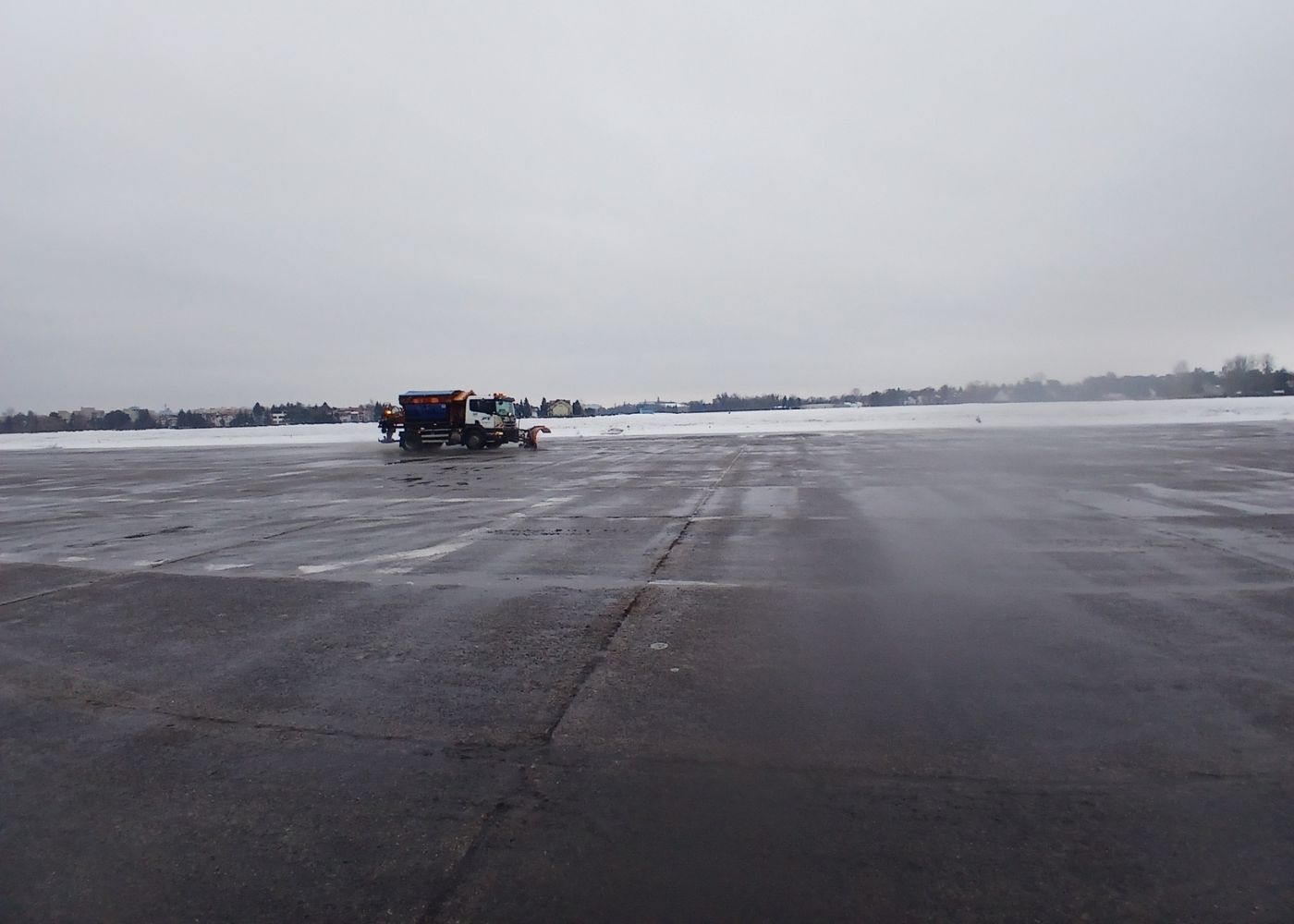 Lotnisko w Warszawie sparaliżowane. Odwilż zatrzymała loty