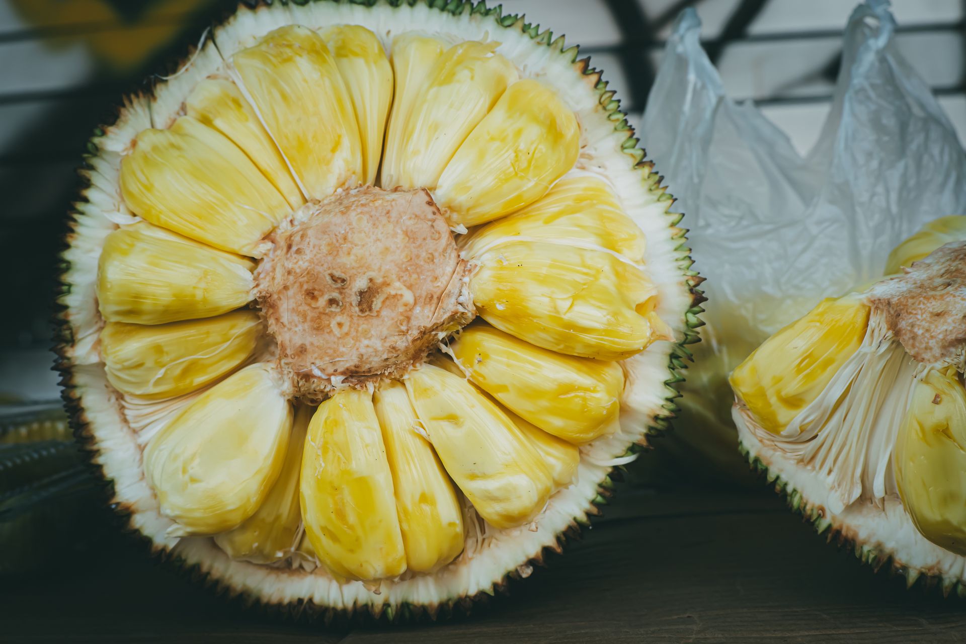 Największy owoc świata. Wygląda jak kolczasty potwór, a smakuje jak mięso