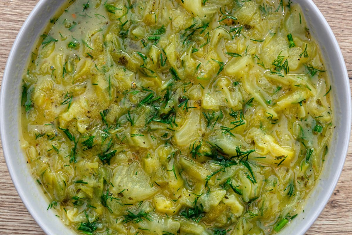 Gęsta i delikatna młoda kapusta. Nie potrzeba mąki ani śmietany