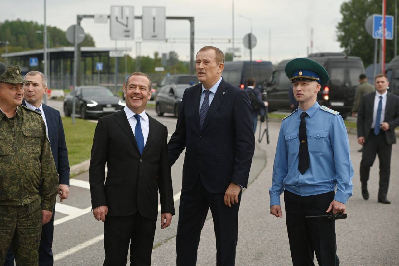 Miedwiediew grozi Finom. Wspomniał też o Polsce