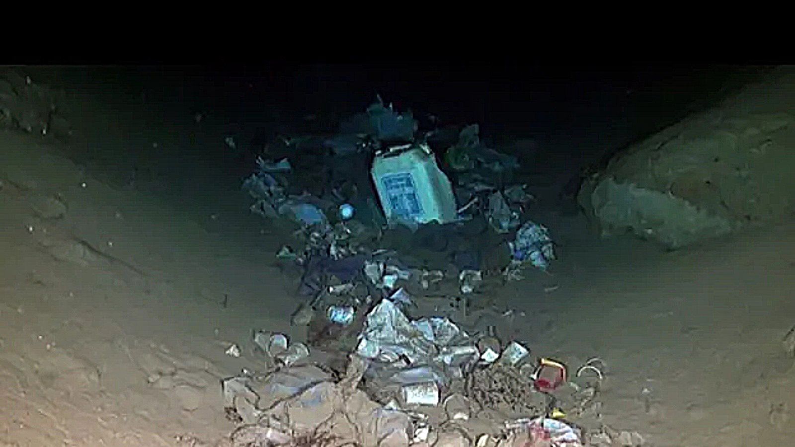 Podwodne wysypisko śmieci. Odpady na głębokości 5 km